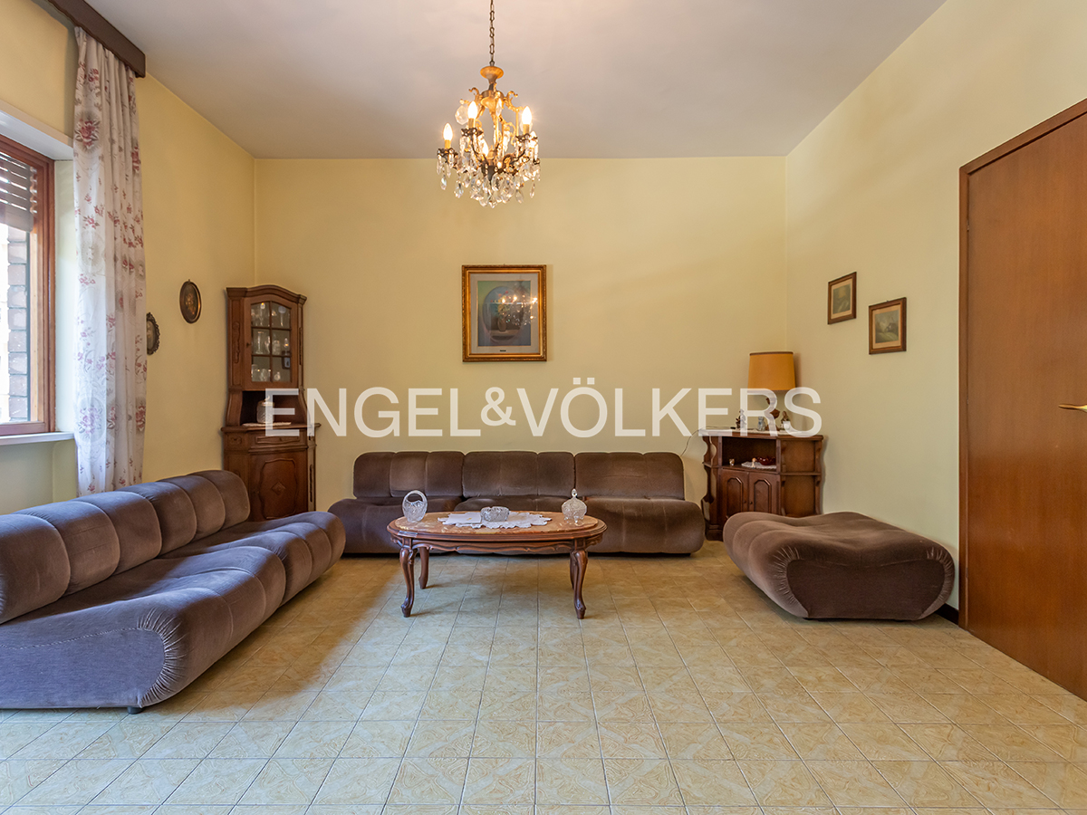 In the heart of Mostacciano, spacious apartment