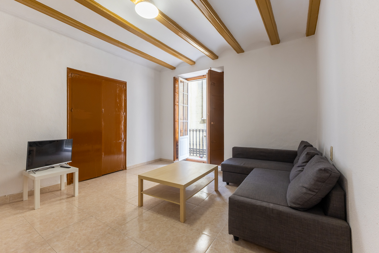 Apartment in Valencia’s historic district, with a balcony, iconic views, and the architectural charm of 1885.