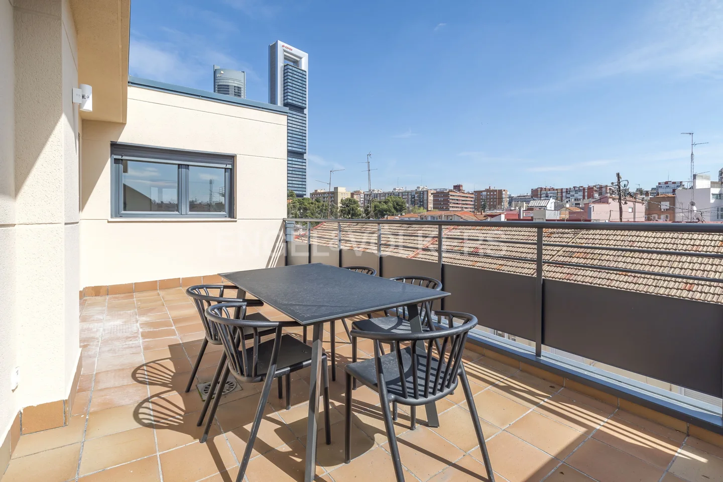 Lovely 2 -bedroom Apartment with Terrace in Cuatro Torres Business Area for Rent