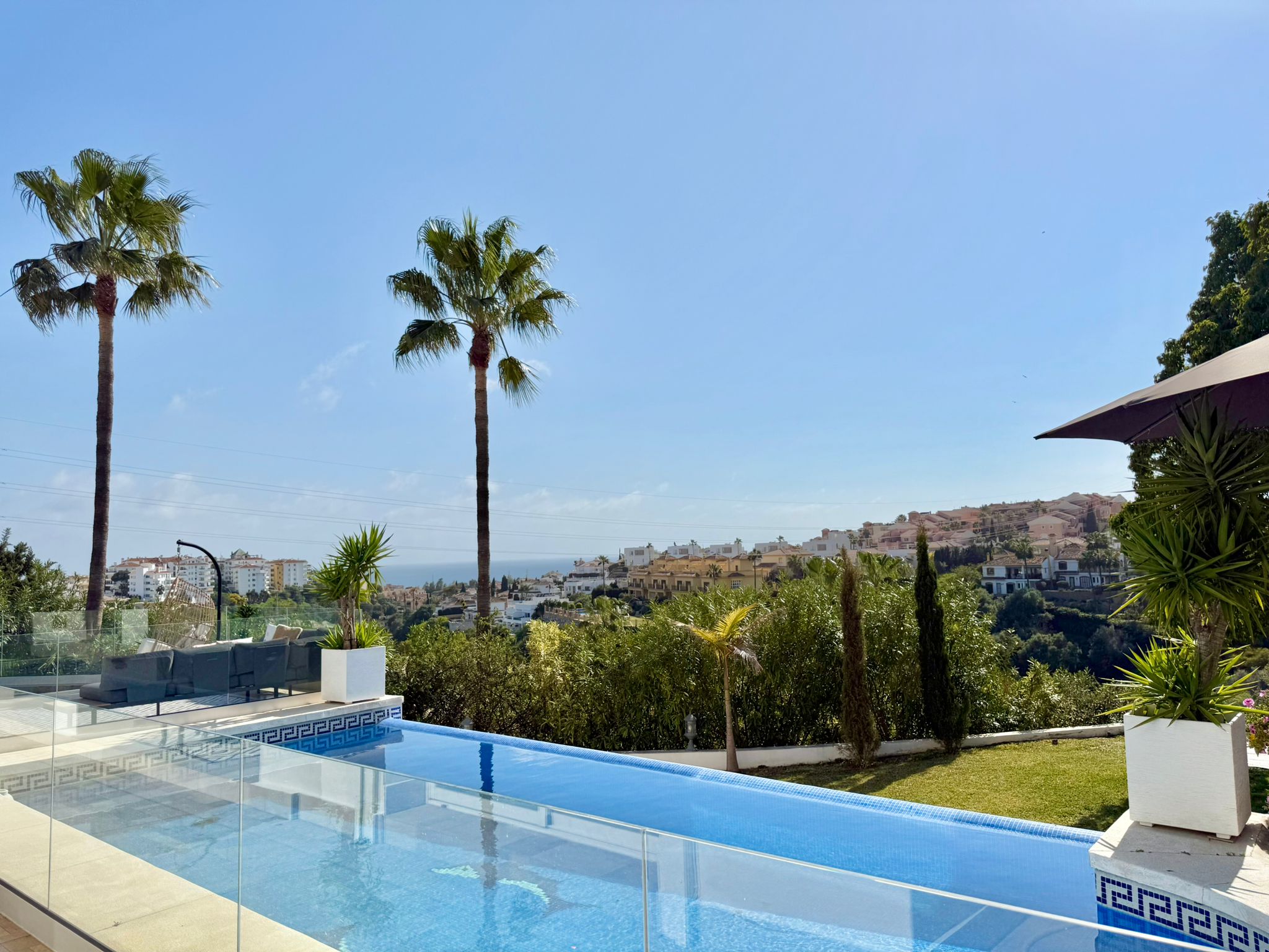 Villa mediterránea totalmente renovada con vistas al mar y piscina privada