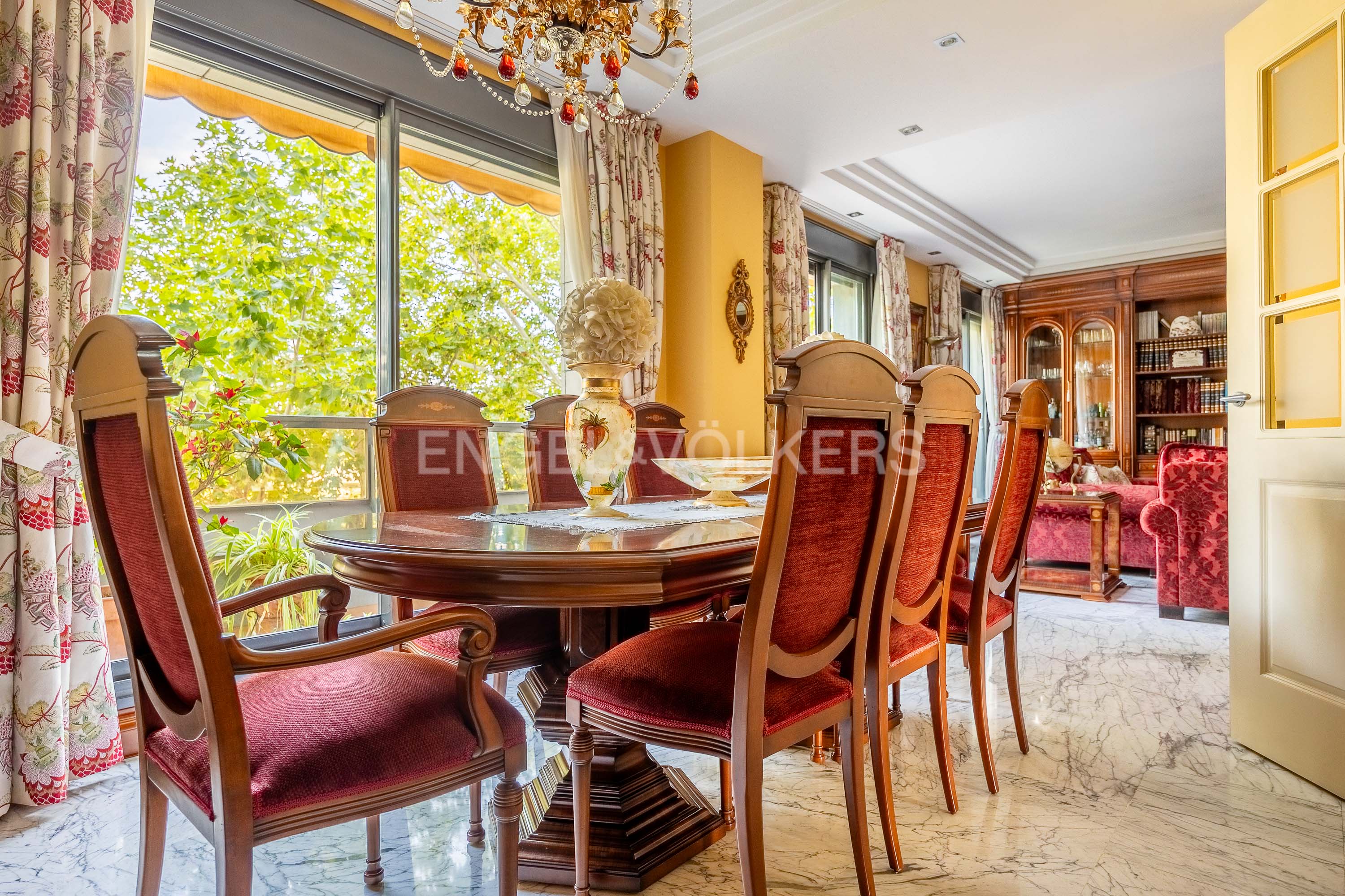 Elégant appartement de 5 chambres avec piscine, salle de stockage et 1 garage avec vue sur le fleuve Guadalquivir.