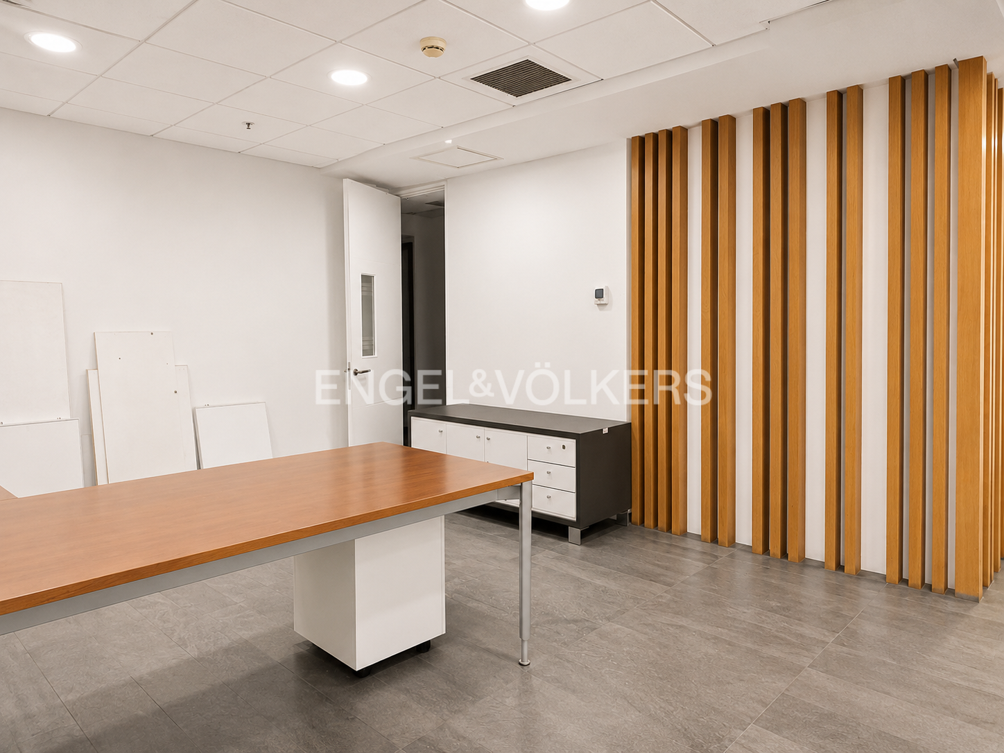 Oficina amoblada en arriendo NLC 220 m2