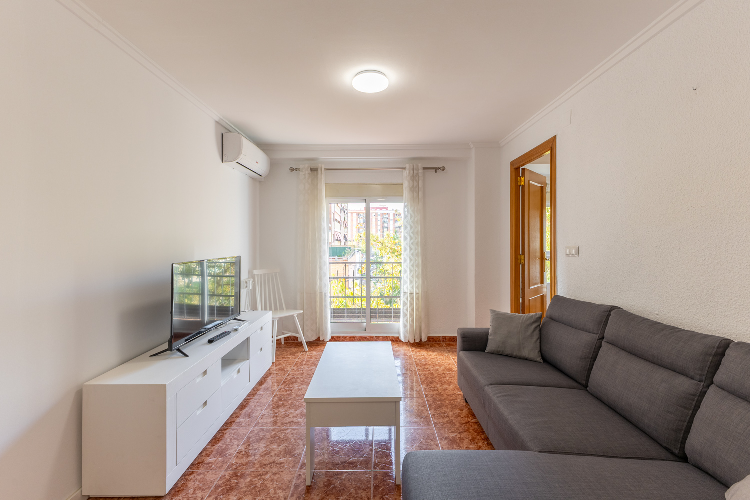 A comfortable and bright flat in Quatre Carreres