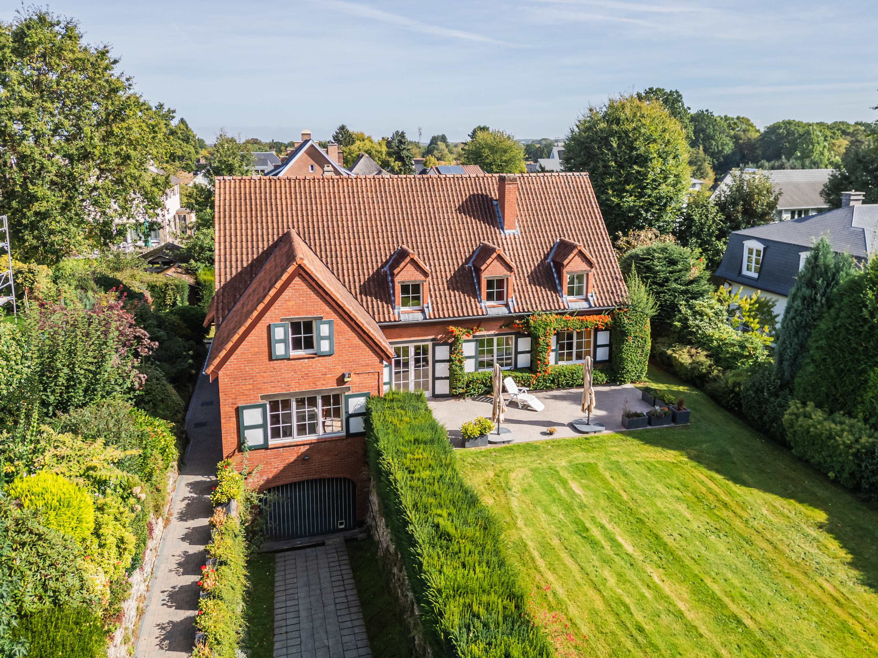 Magnificent 4-sided house with 5 bedrooms, office and large garden