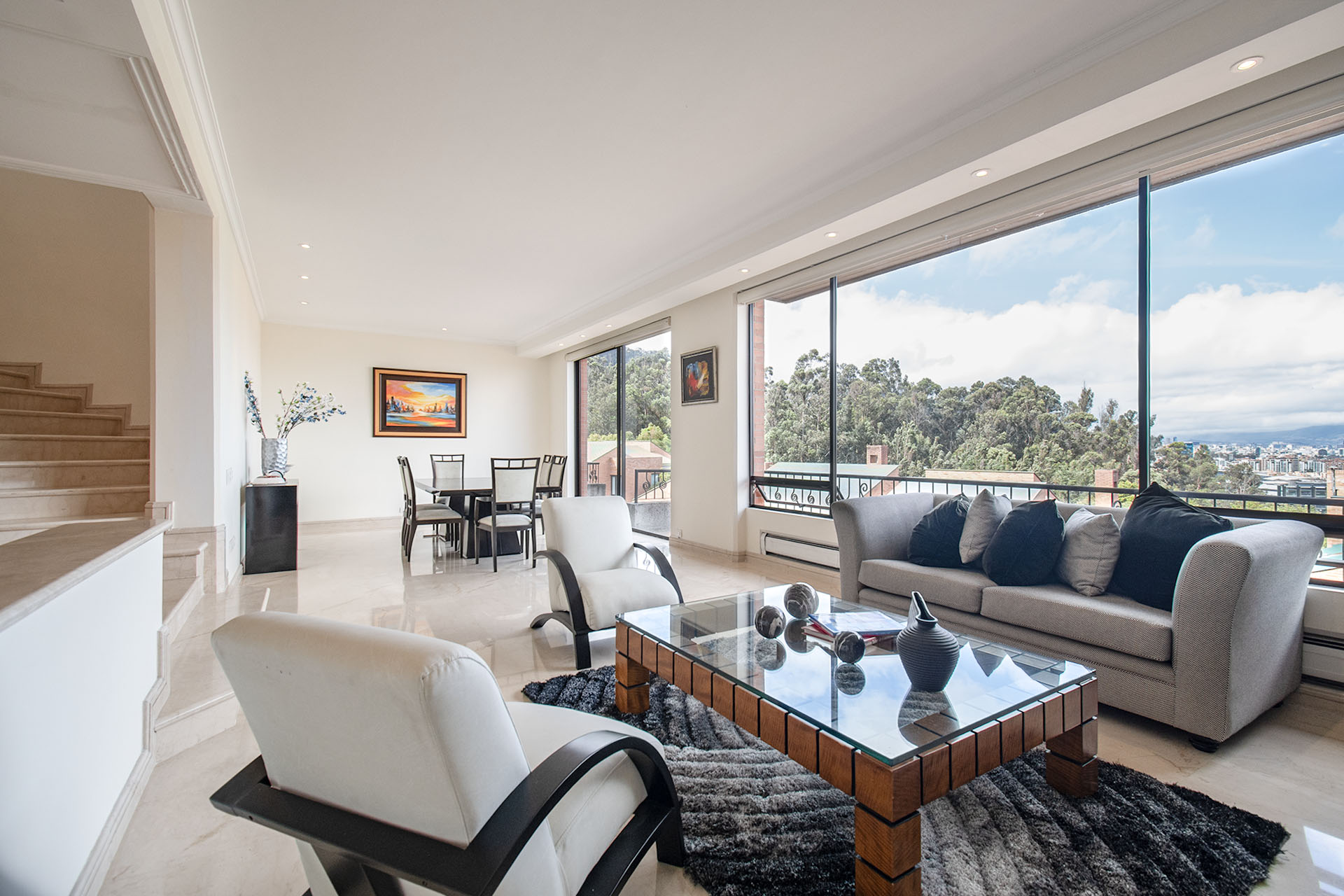 Amplia casa con balcones para venta en Bosques del Marqués