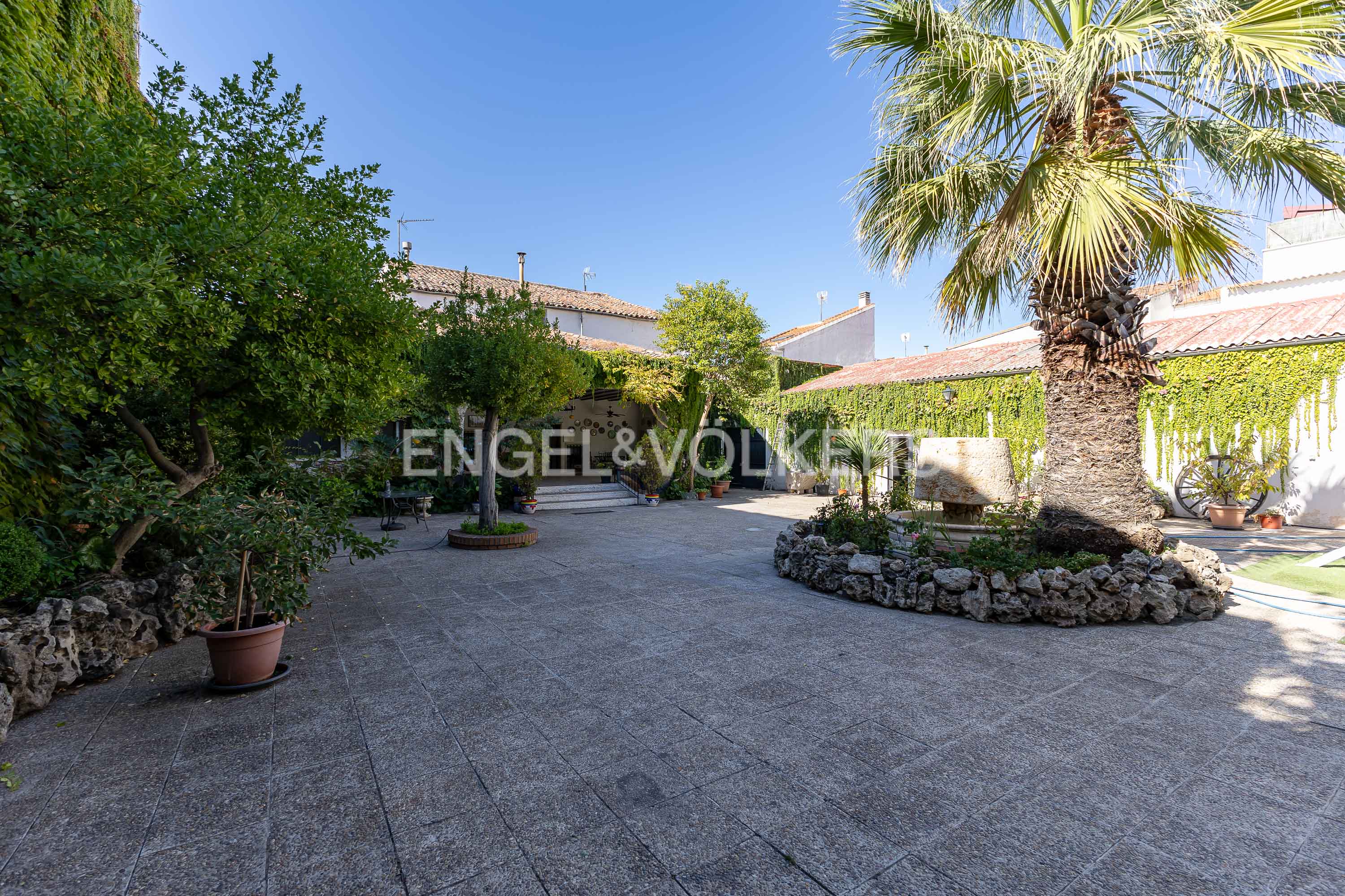 Magnificent historical property on developable land with a house, warehouses, and a building in Arganda del Rey.