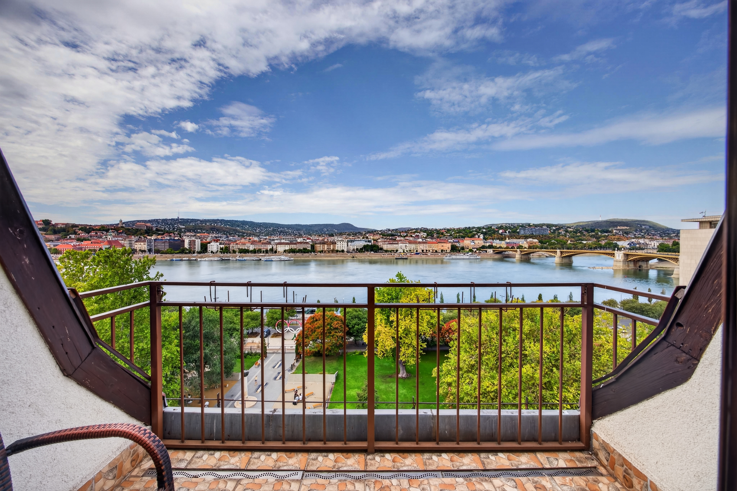 Danube Sunsets & Sky-High Living: Magnificent Riverfront Home by Olimpia Park
