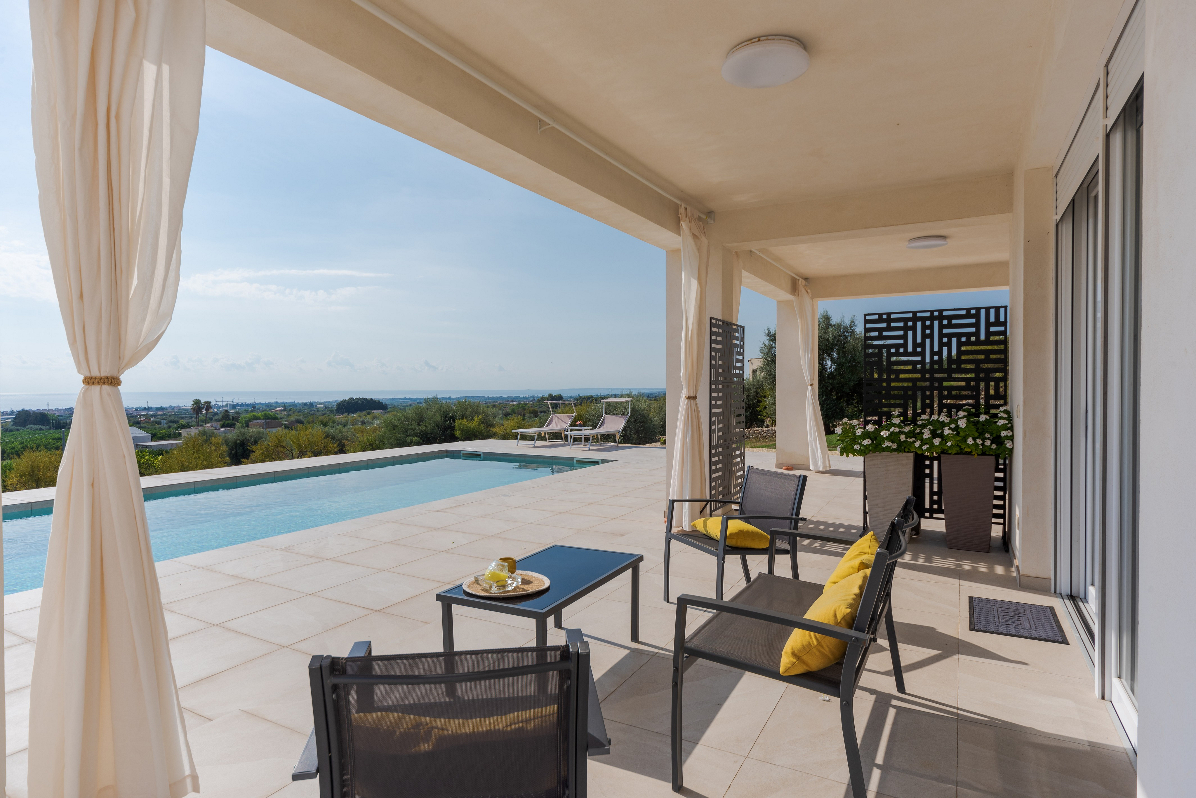 Herrliche Residenz mit Panoramablick und Pool in Avola