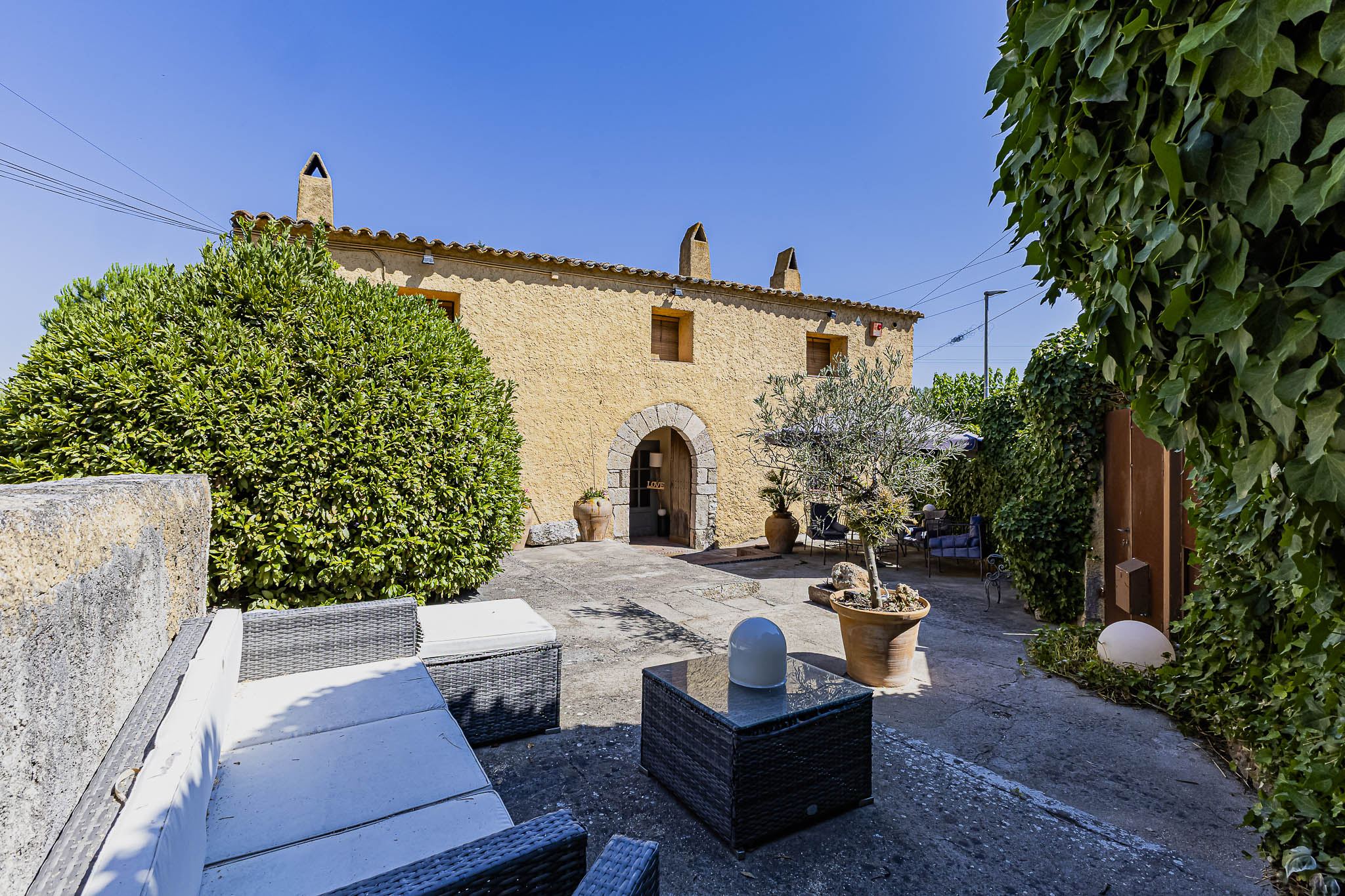 Restored Catalan farmhouse in an exceptional setting in the Penedès, less than 40 minutes from Barcelona