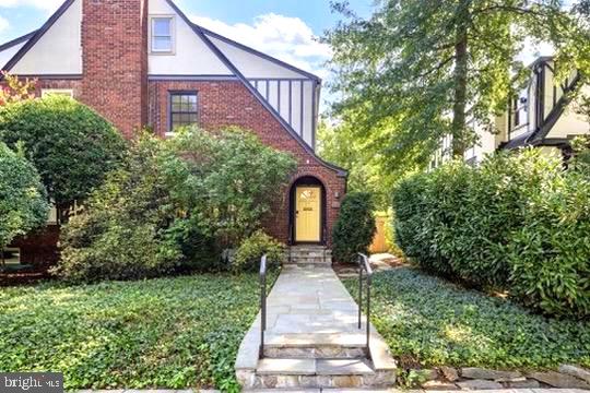 Picture-Perfect North Cleveland Park Tudor