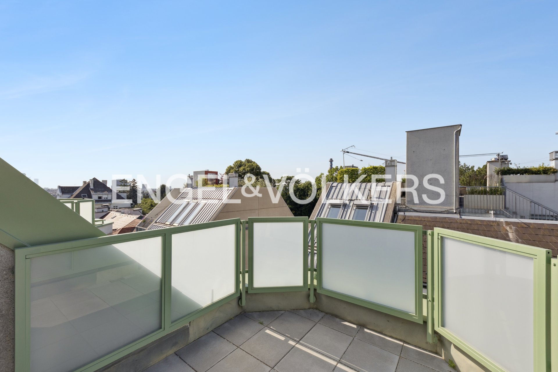 Fantastic location: Bright top-floor apartment with three terraces and garage space