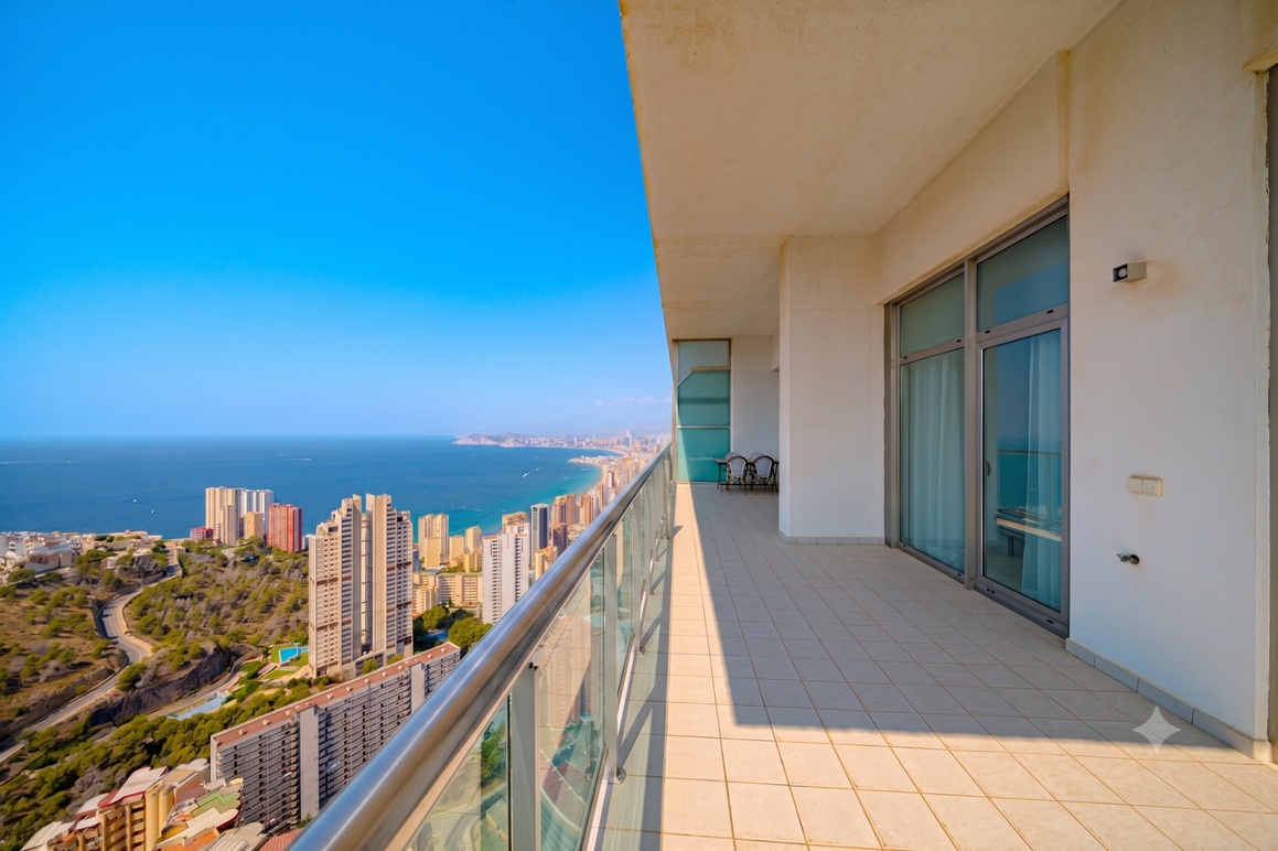 Lujo y altura: Tu mirador privado al Mediterráneo en Torre Lugano