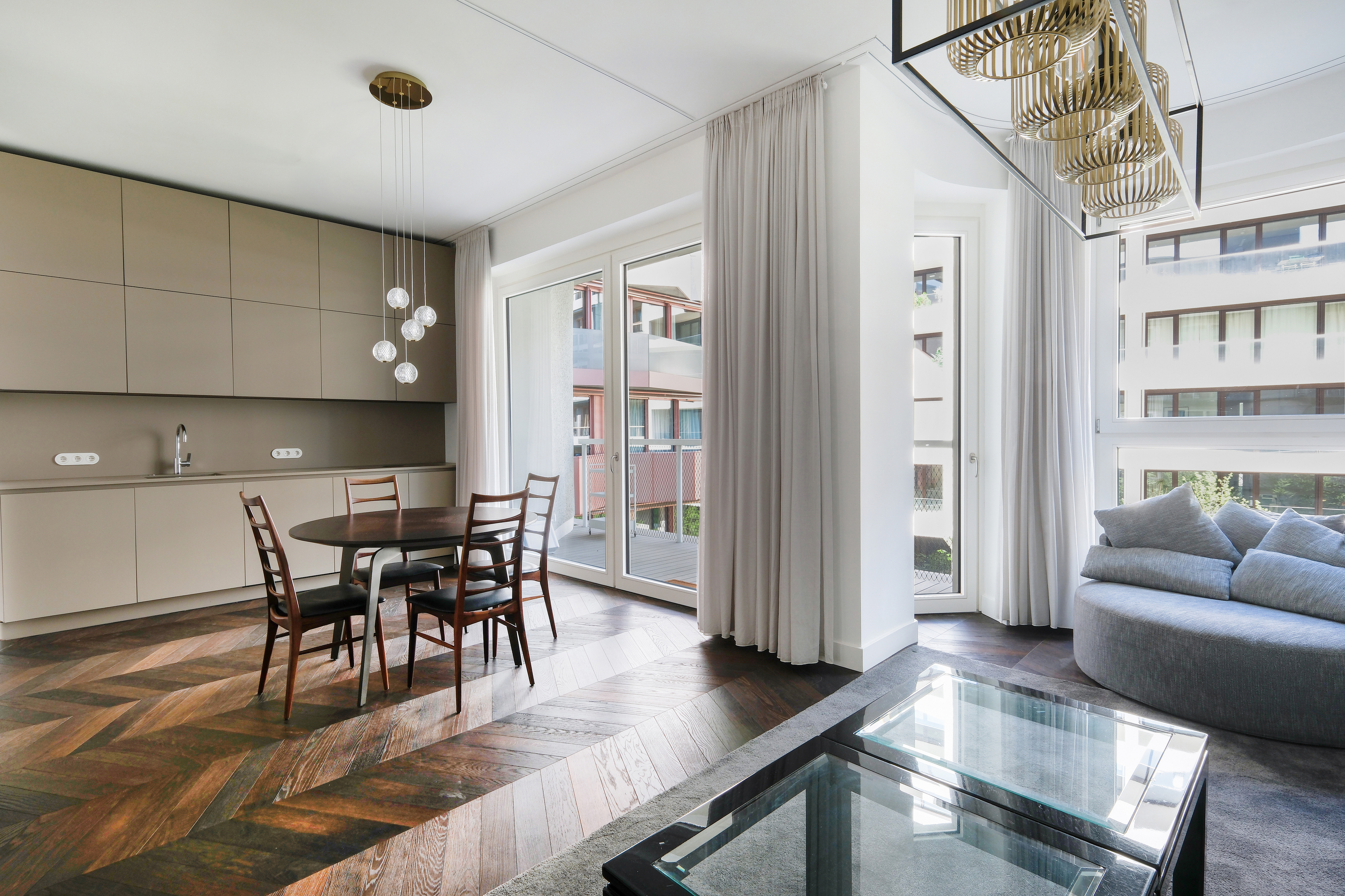 AM TACHELES – Elegant 2-room apartment with gym and spa in prime location