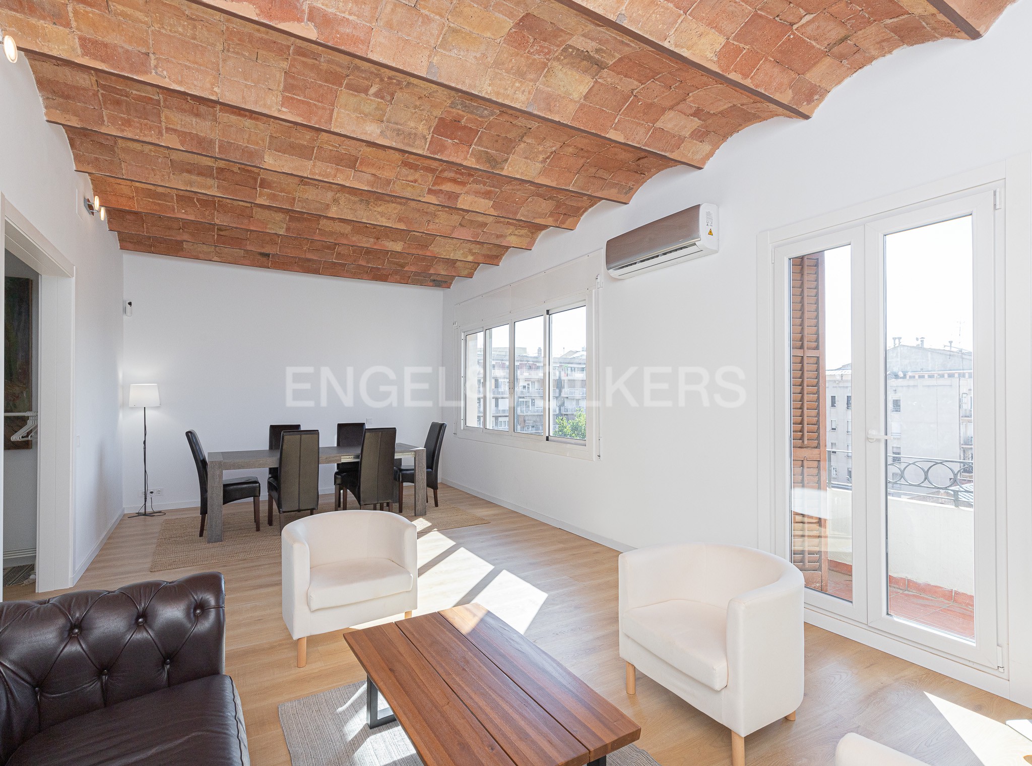 Huge light flooded renovated apartment in the Eixample