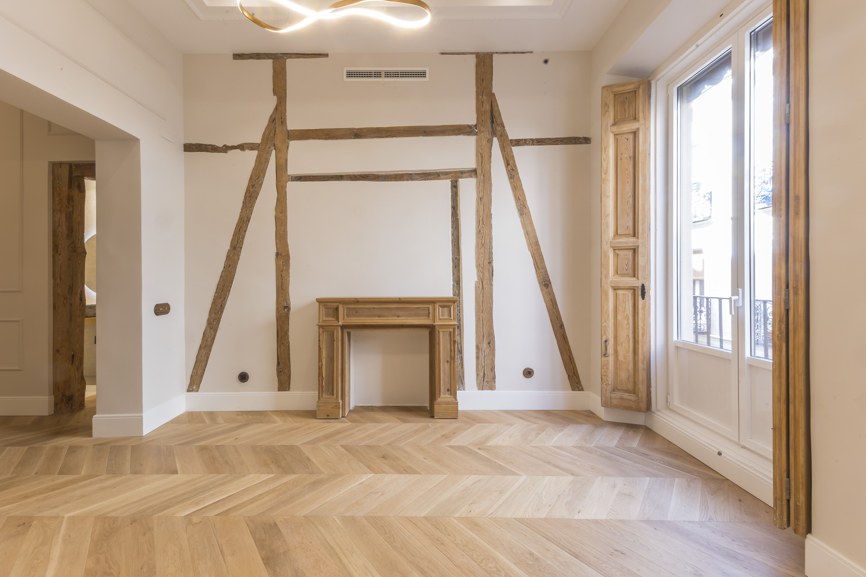 Brand-new luxury apartment (renovated in 2026), unfurnished, with balconies and high, stately ceilings: 2 en-suite bedrooms, walk-in closet, storage room, and 3 bathrooms in a historic building | Malasaña