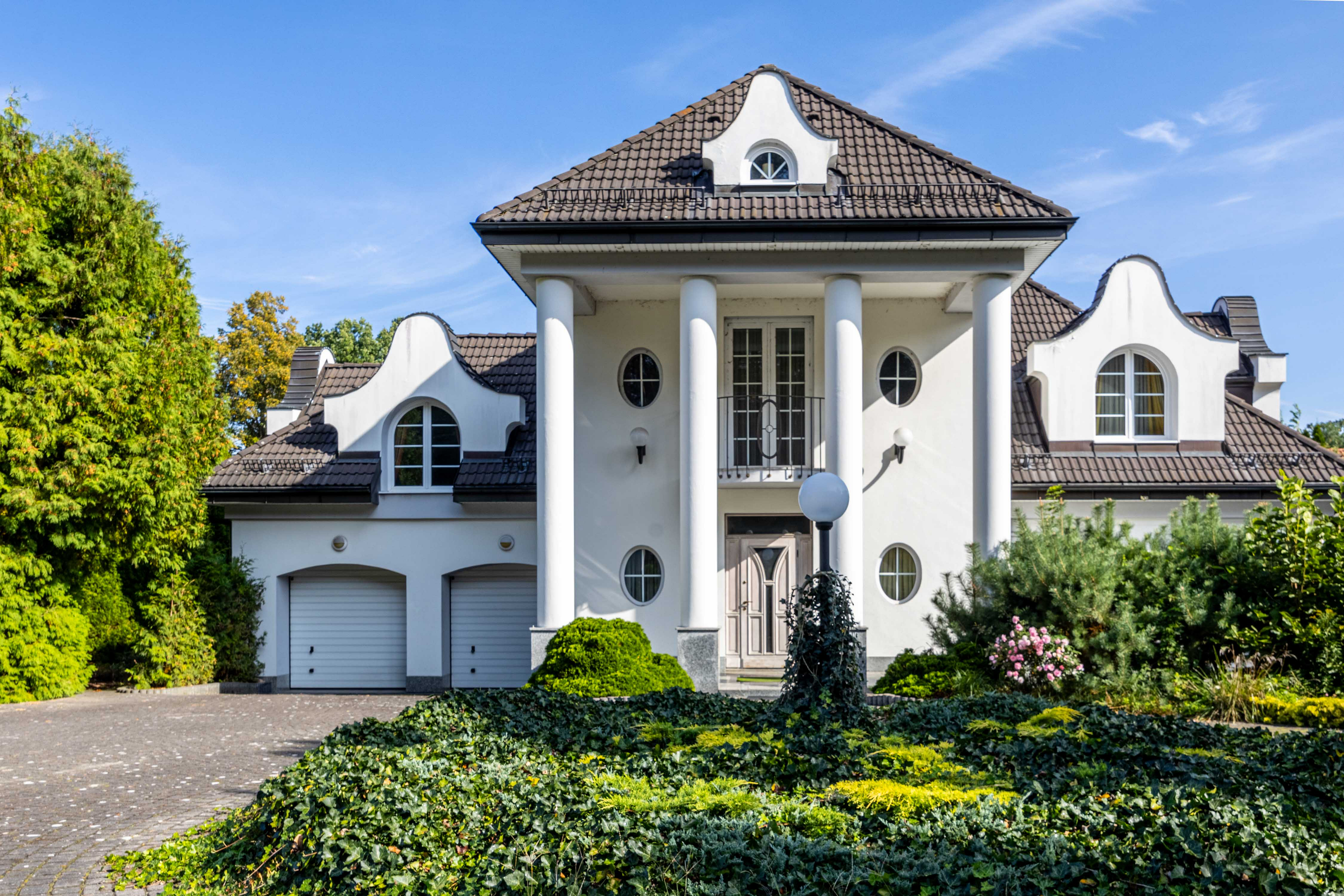 Rezydencja z portykiem przy Puszczy Kampinoskiej – Izabelin, 1299 m² działki