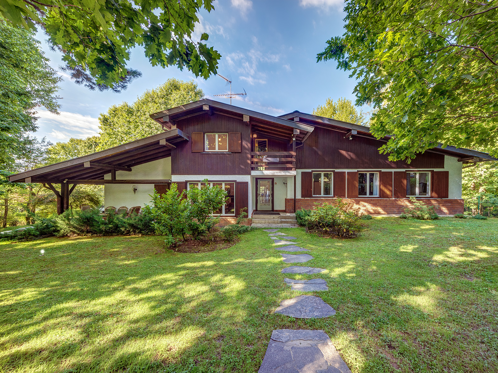 Villa with a large garden in an exclusive residential complex