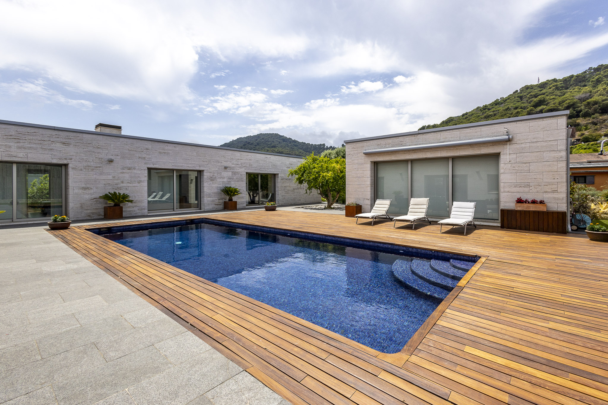 Elegant single-family home with views of Vallromanes Golf