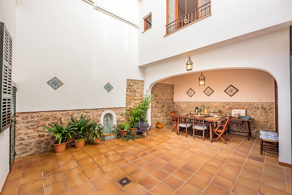 Spacious 3-story house with garage and terrace