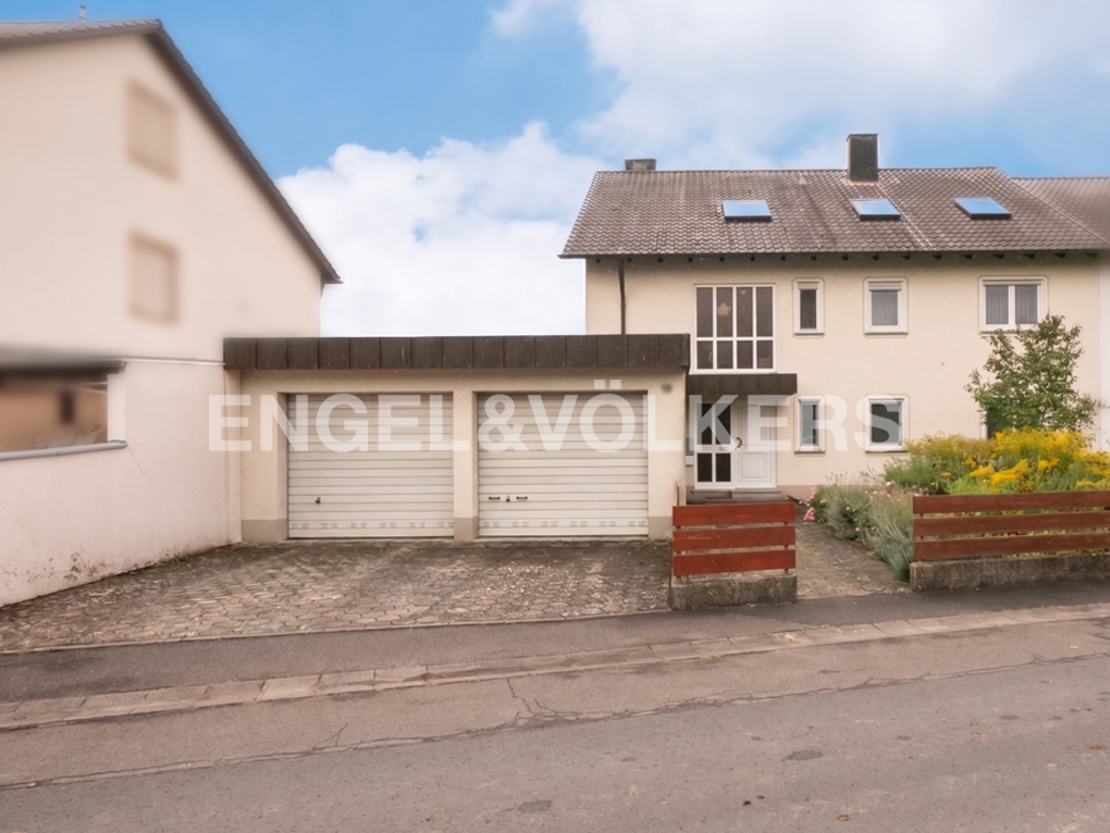 Gepflegtes Dreifamilienhaus in ruhiger Lage - für Kapitalanleger oder Eigennutzer [AI-modified]
