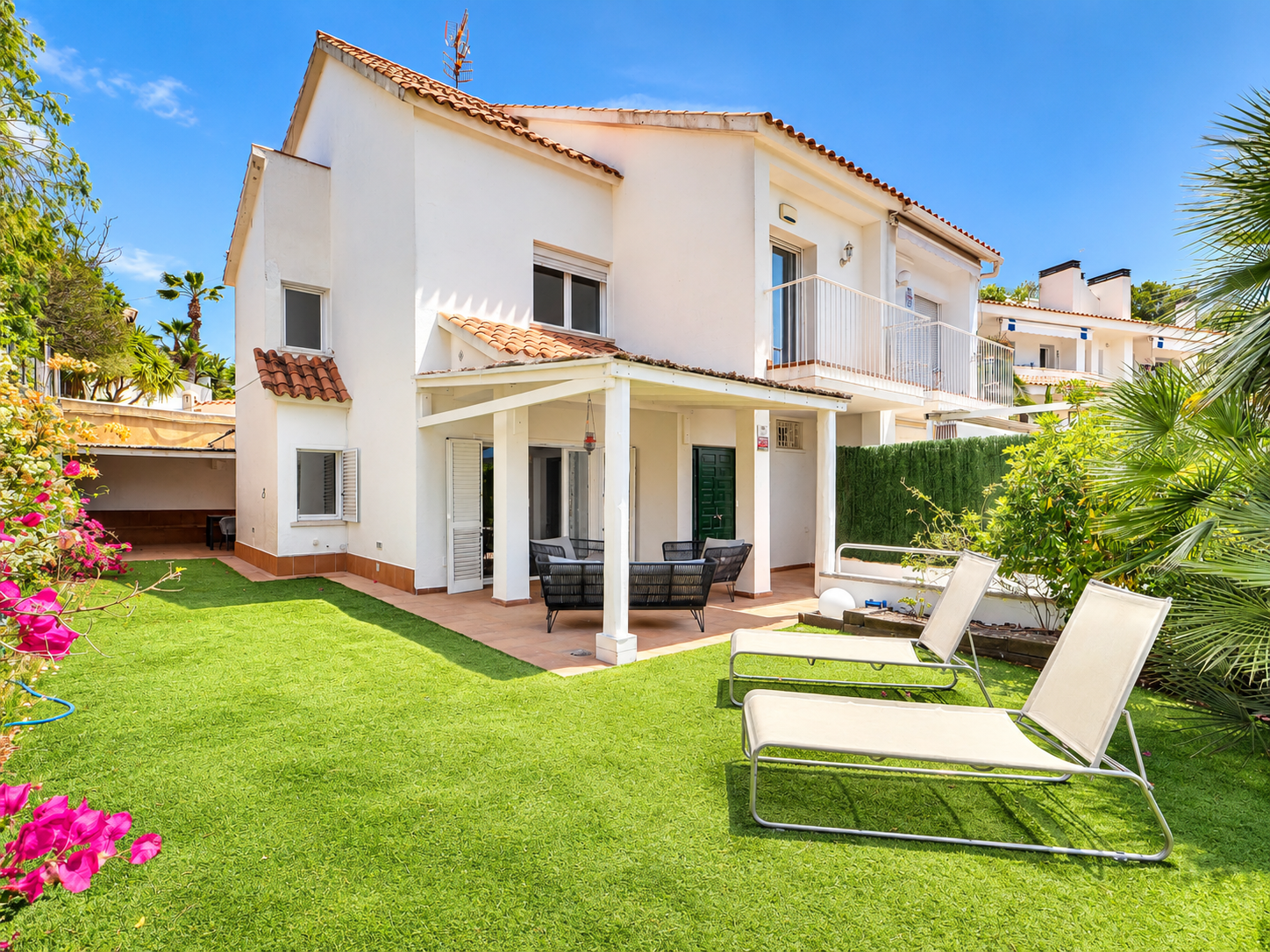 Casa aparellada amb jardí privat a Vallpineda