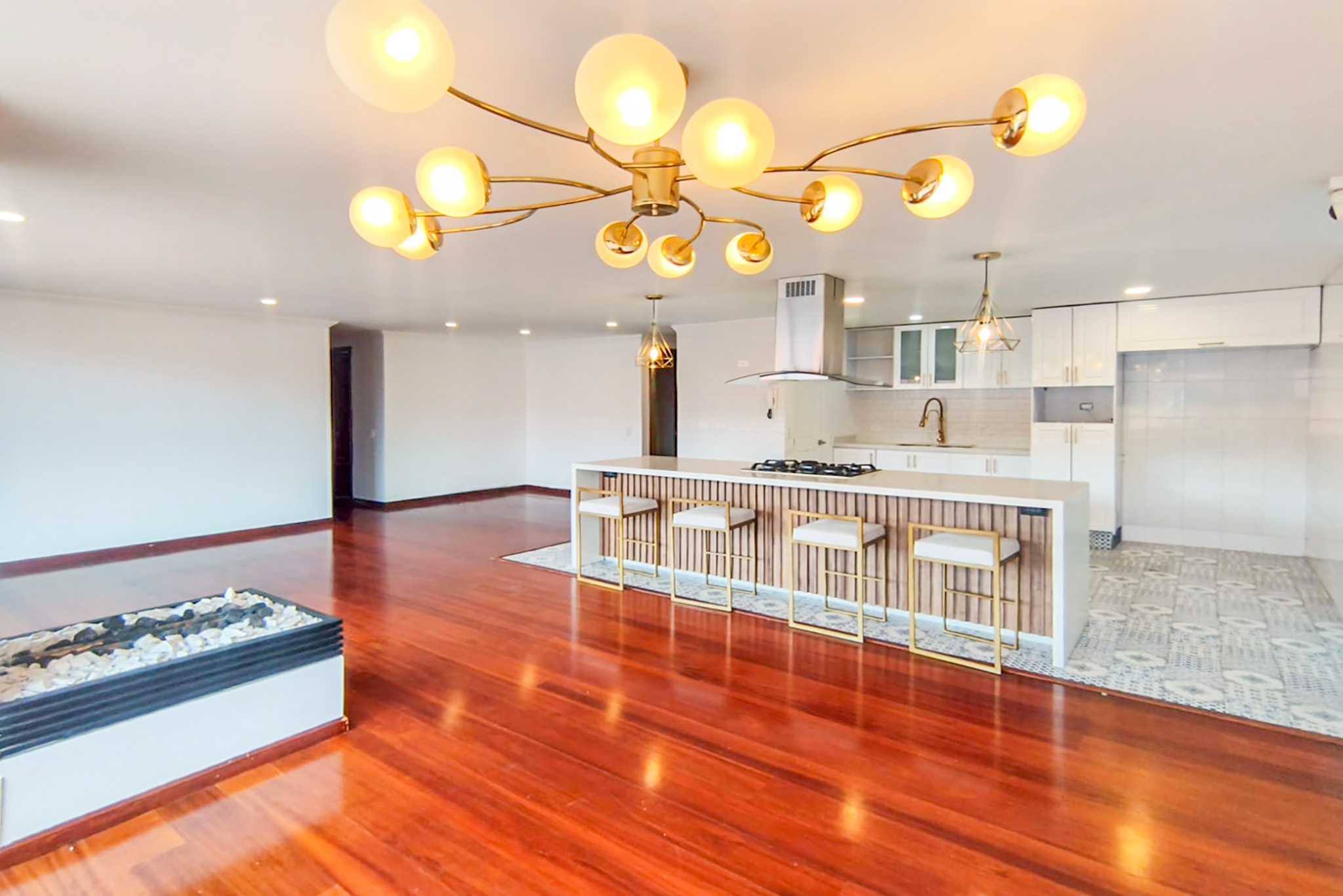 Moderno y amplio apartamento con balcón para venta en Mazurén
