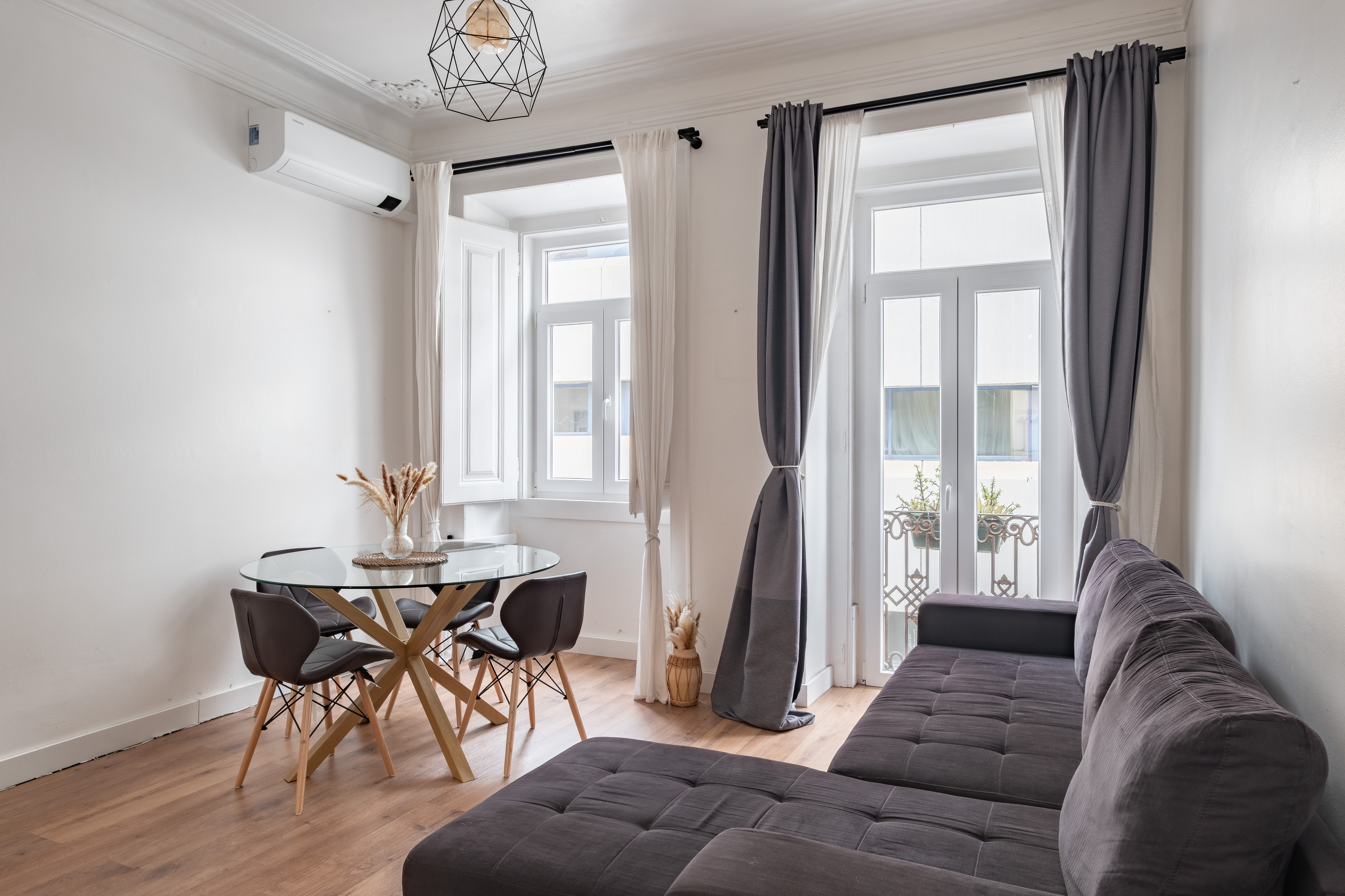 Two-bedroom apartment with a terrace near Lx Factory, Alcântara