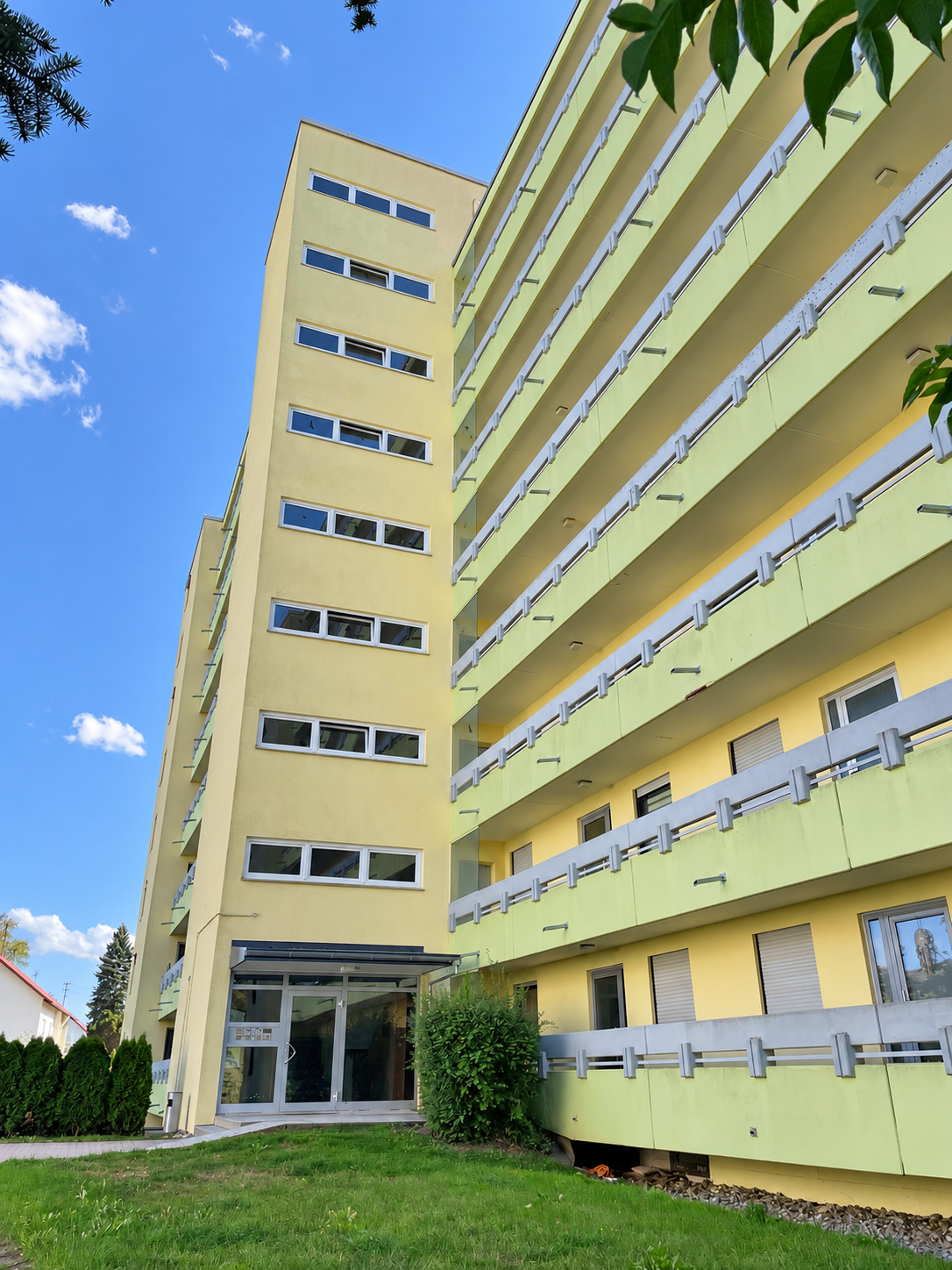 Wohnen mit Weitblick – Lichtdurchflutete 3-Zimmer-Wohnung mit großzügiger Loggia und herrlichem Ausblick