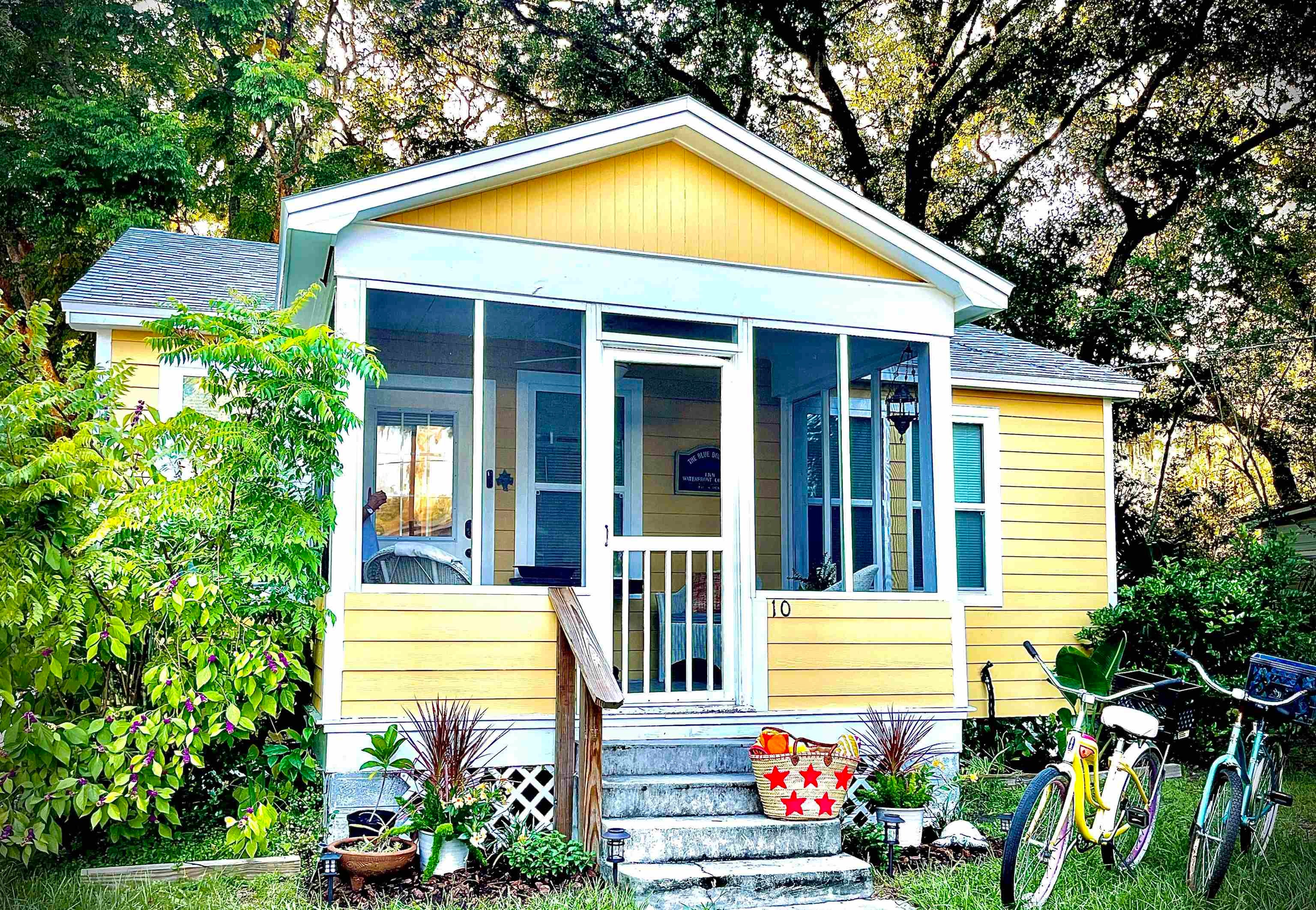 Charming Cottage Near Downtown
