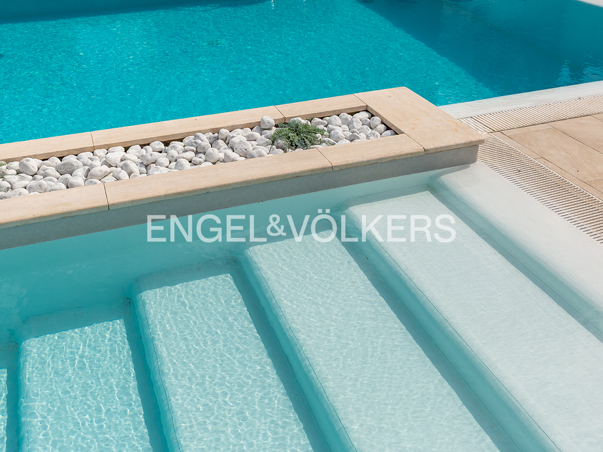 Terraced house with a large garden and shared pool in Fregene