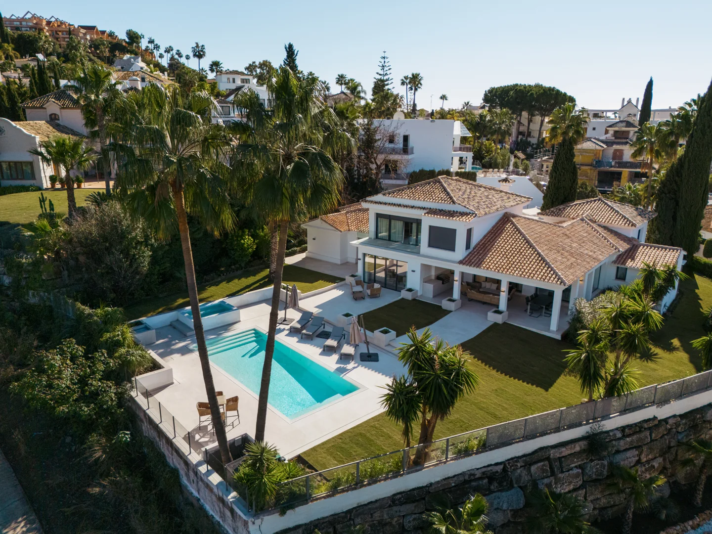 Nueva Andalucia: Moderne Luxusvilla, direkt am Golfplatz Los Naranjos