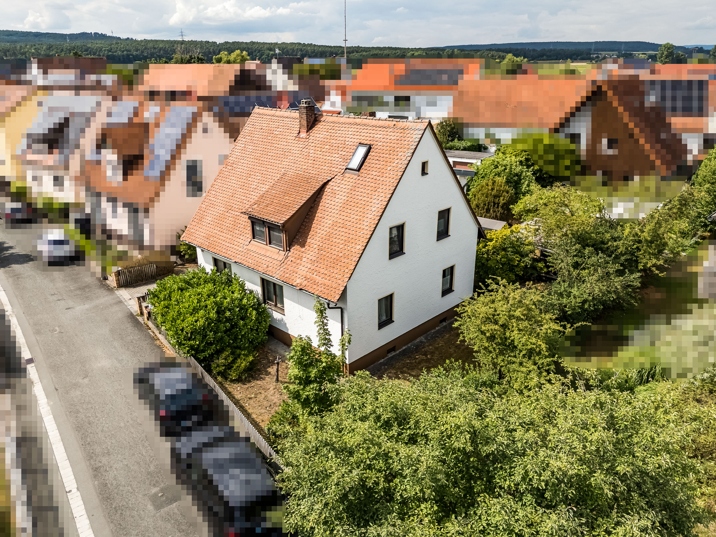 Kernsanierungsbedürftiges Zweifamilienhaus mit großem Grundstück