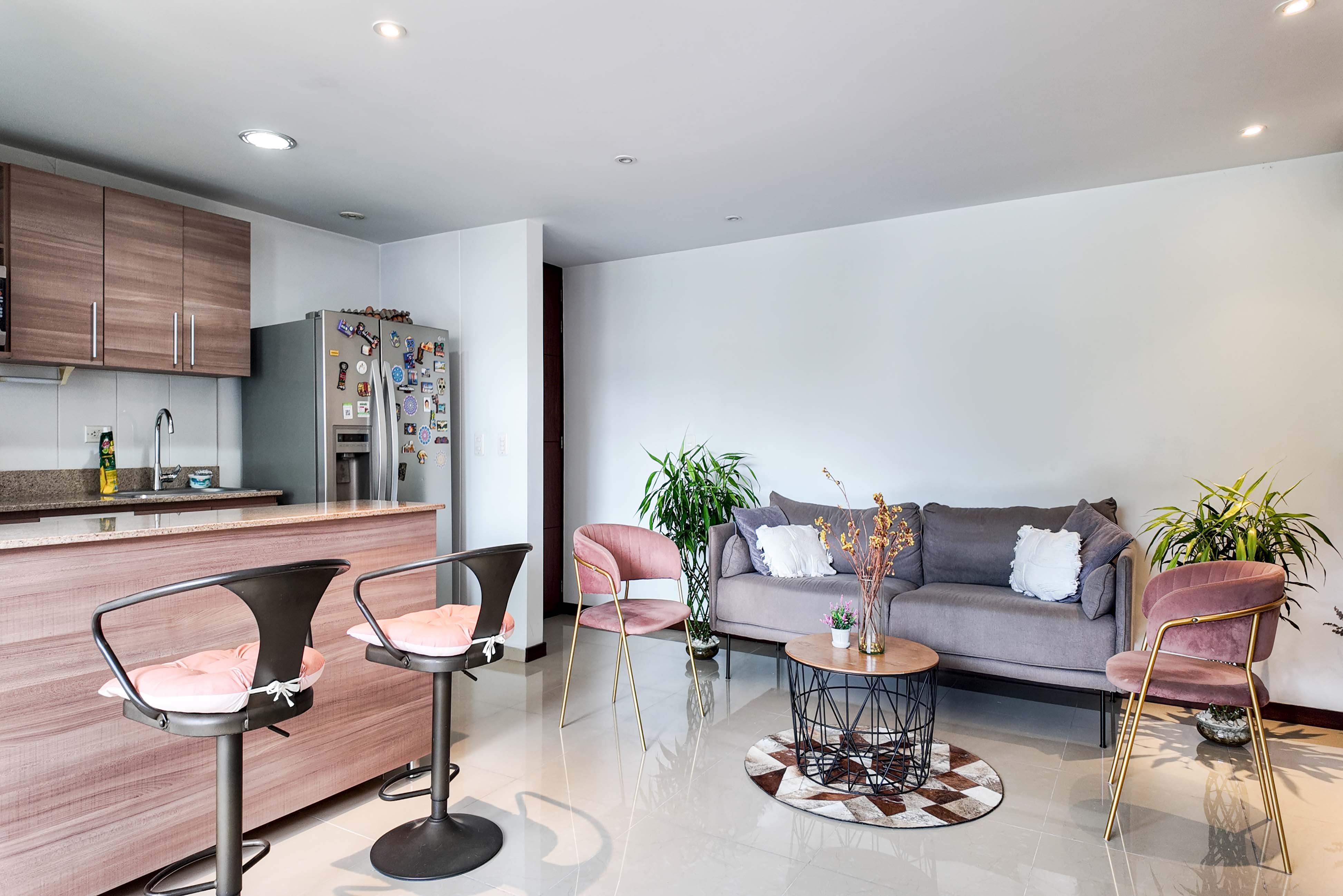 Apartamento amoblado con balcón y clubhouse para arriendo en La Abadía, Envigado