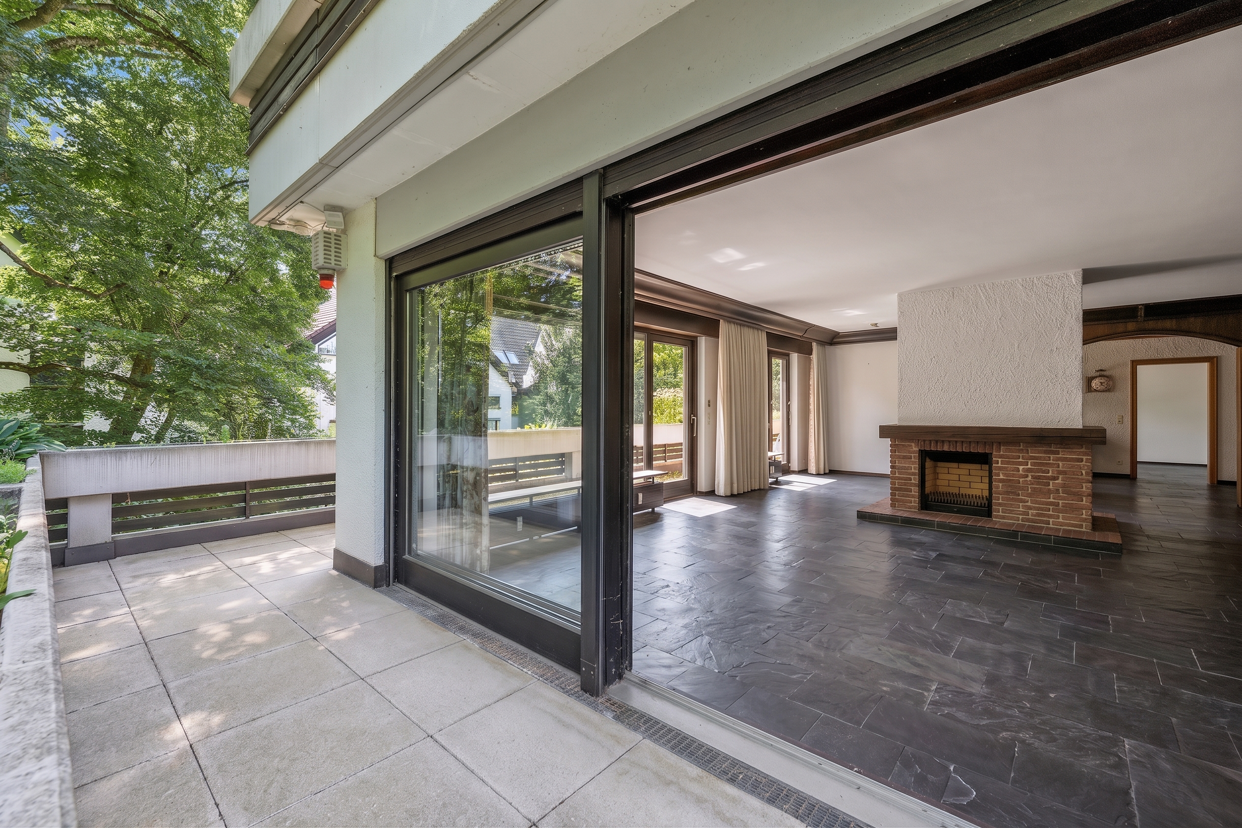 Spacious terrace apartment on park-like grounds