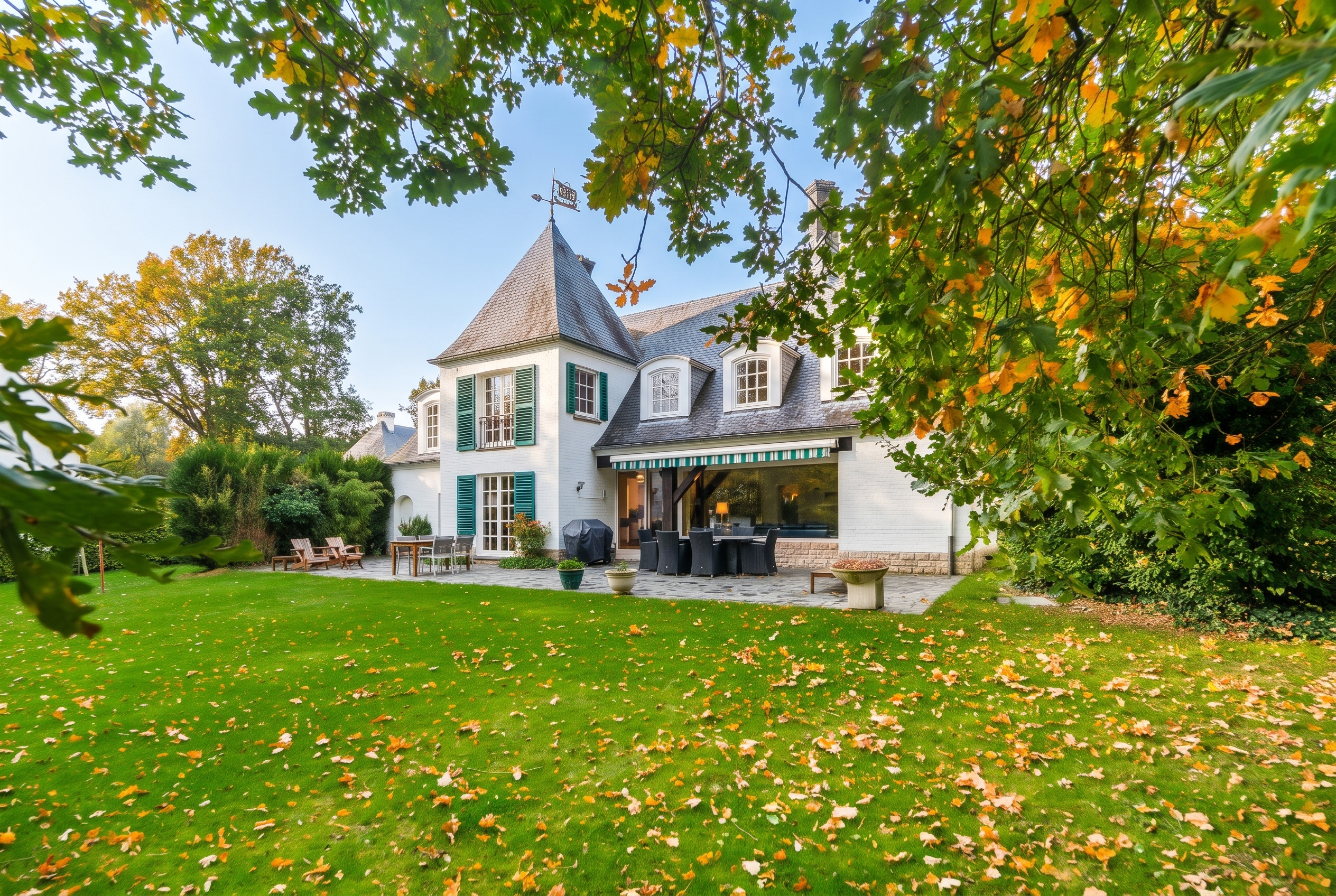 Elegant villa in the heart of the prestigious private Beauséant estate