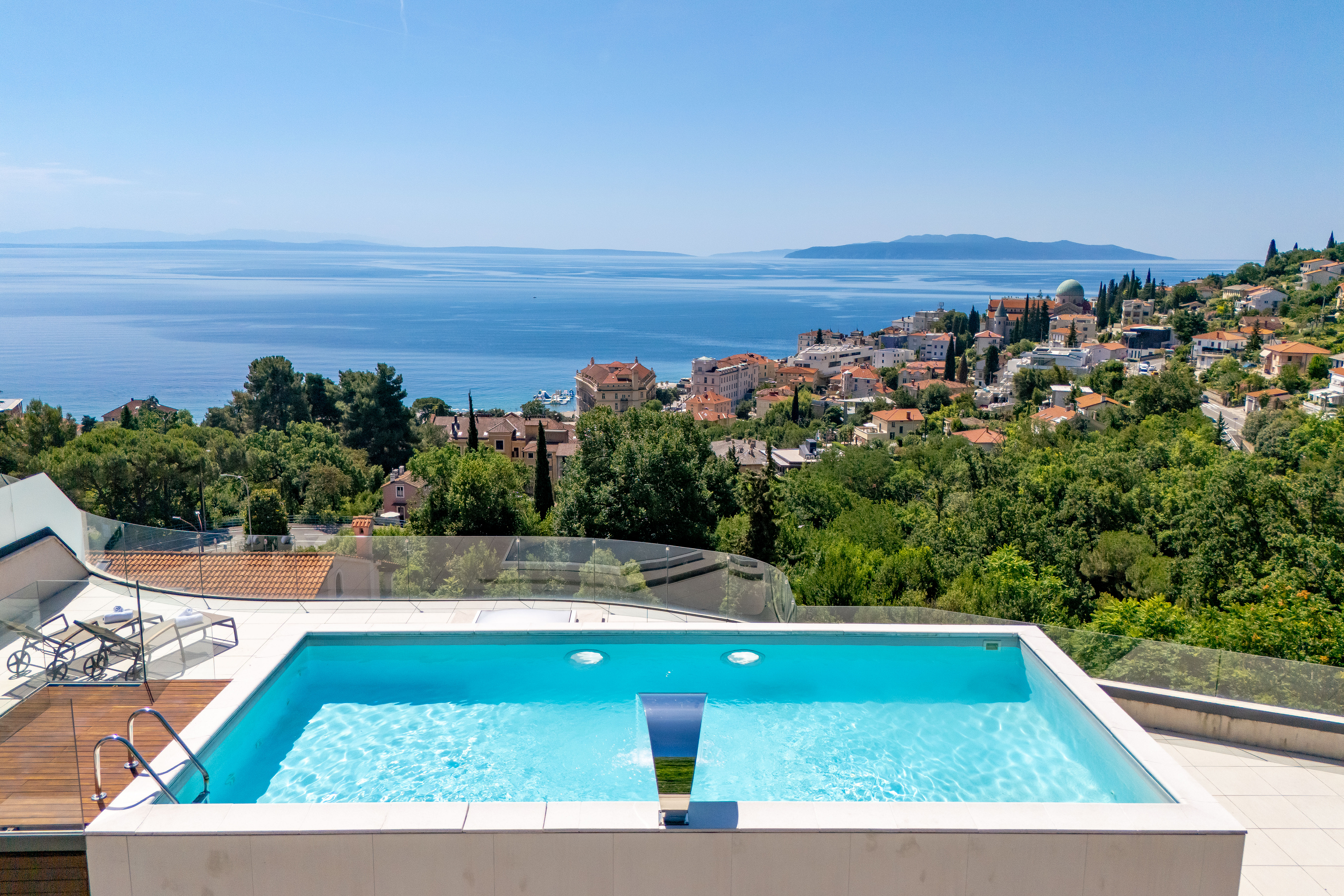Elegant penthouse with private rooftop terrace, Jacuzzi and panoramic view over Kvarner Bay