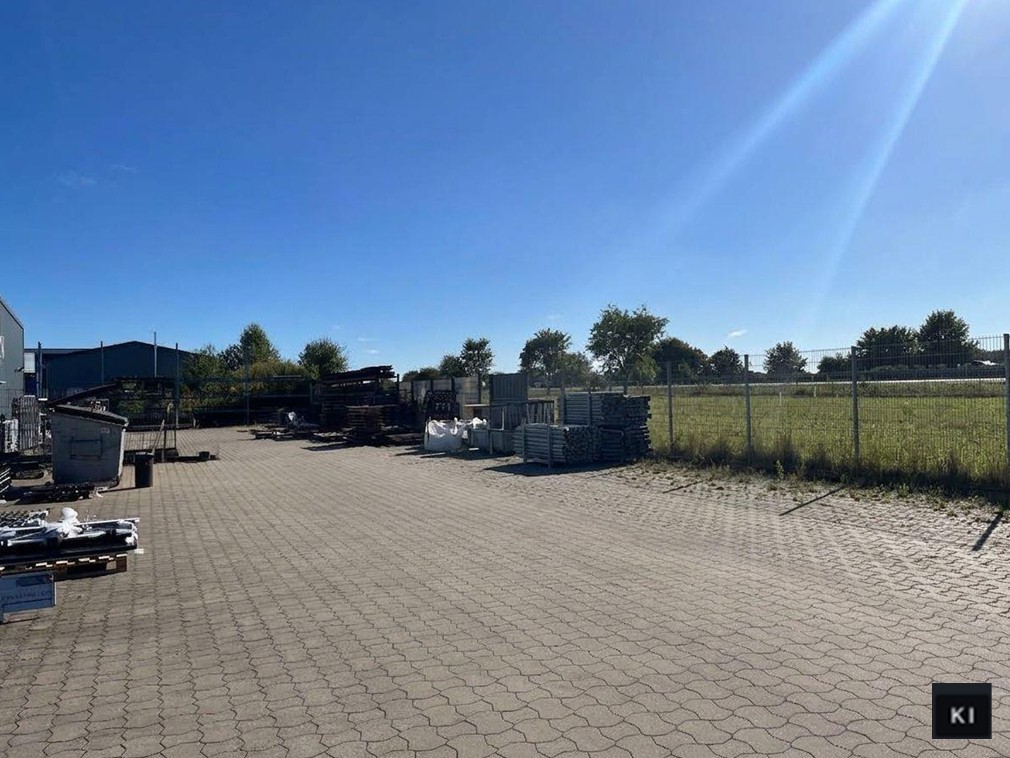 Flexible Lagerhalle mit Freifläche in Sichtlage zur A1