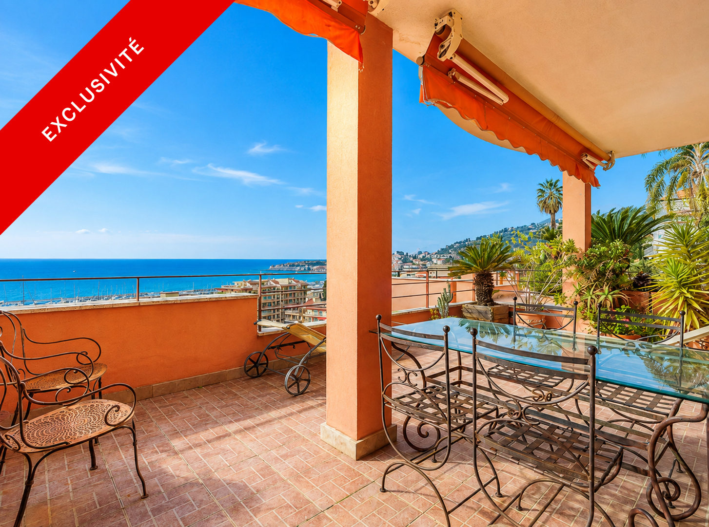 Apartment with terrace and panoramic sea view