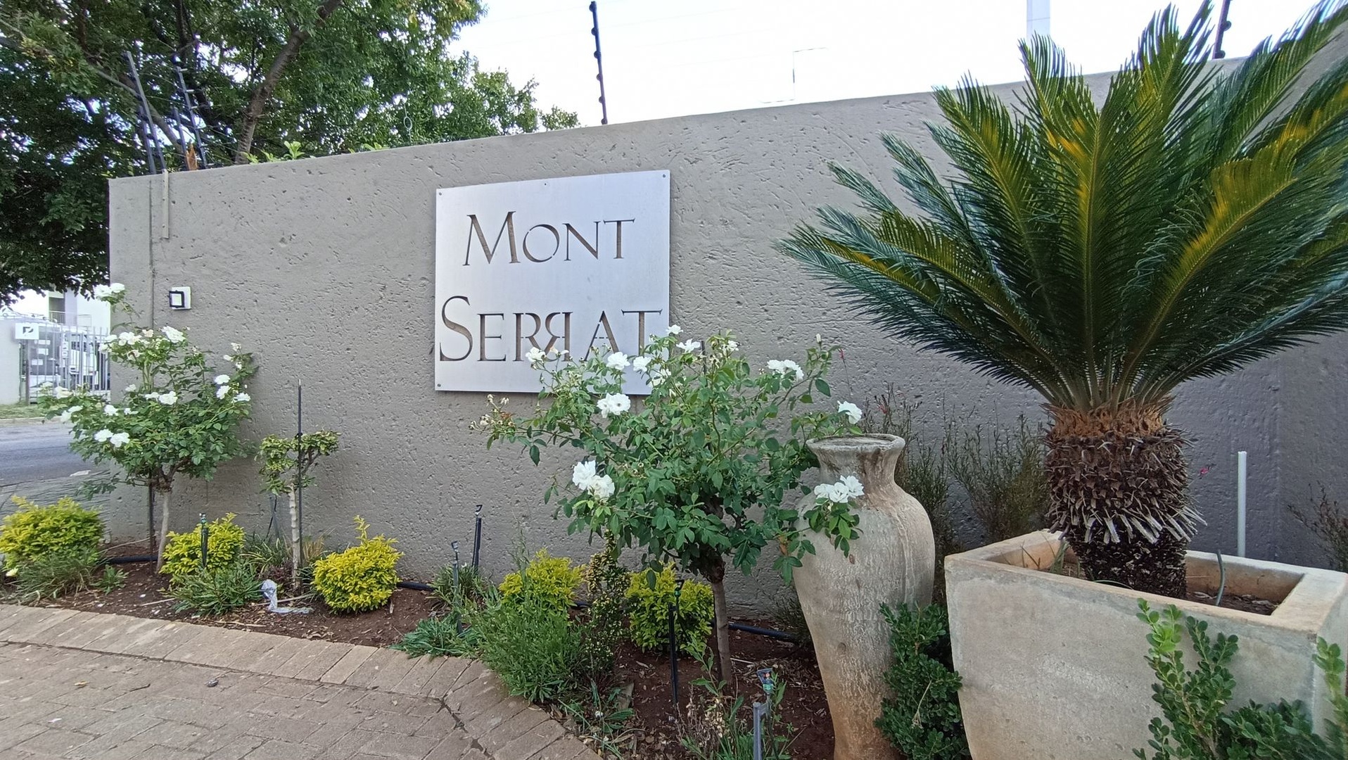 Immaculate Apartment with Flexible Living Space in a Prime Location