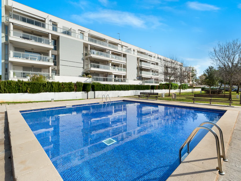 Helles Apartment mit Meerblick, Pool und Terrasse