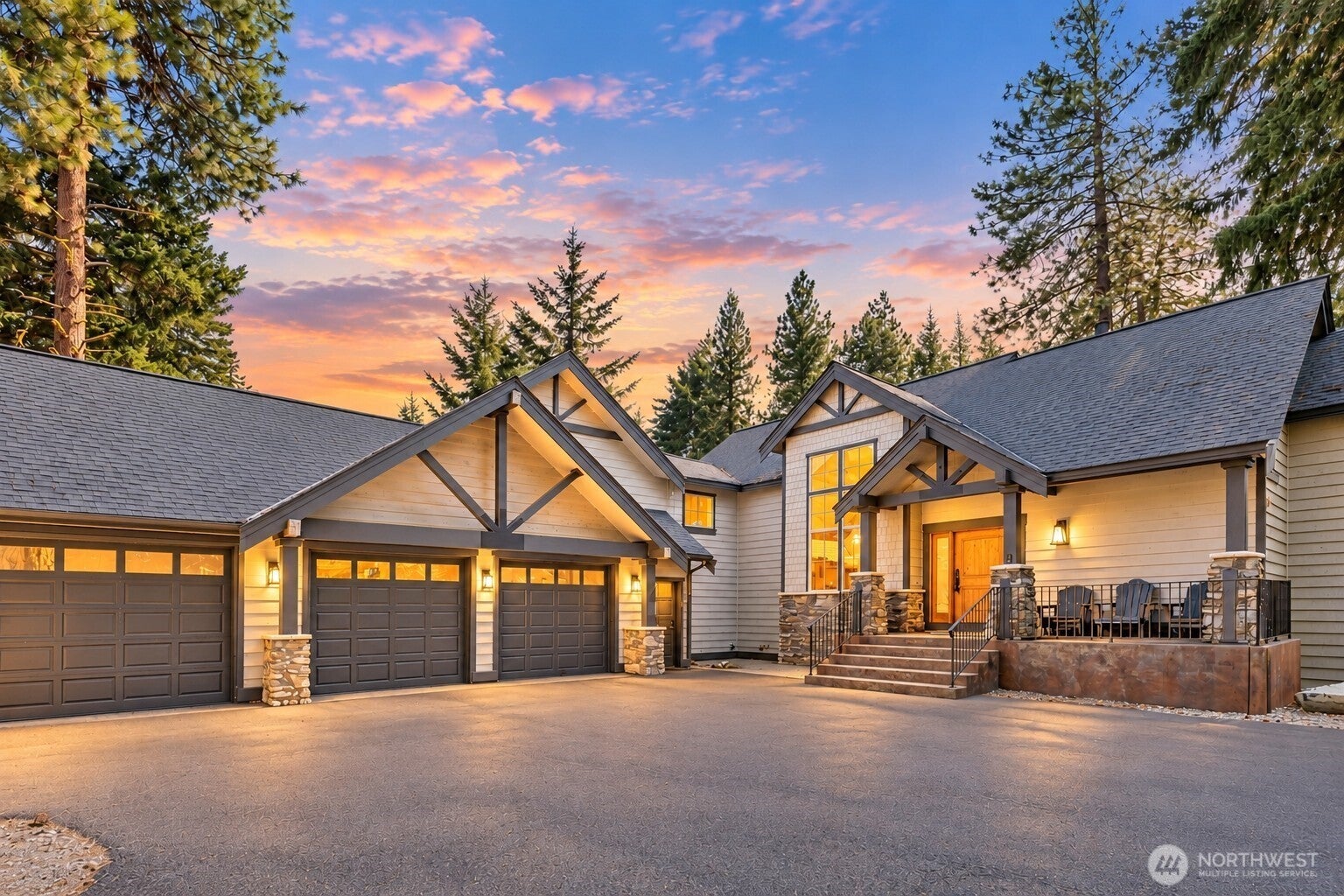 Stunning golf course retreat offering year-round sunshine!