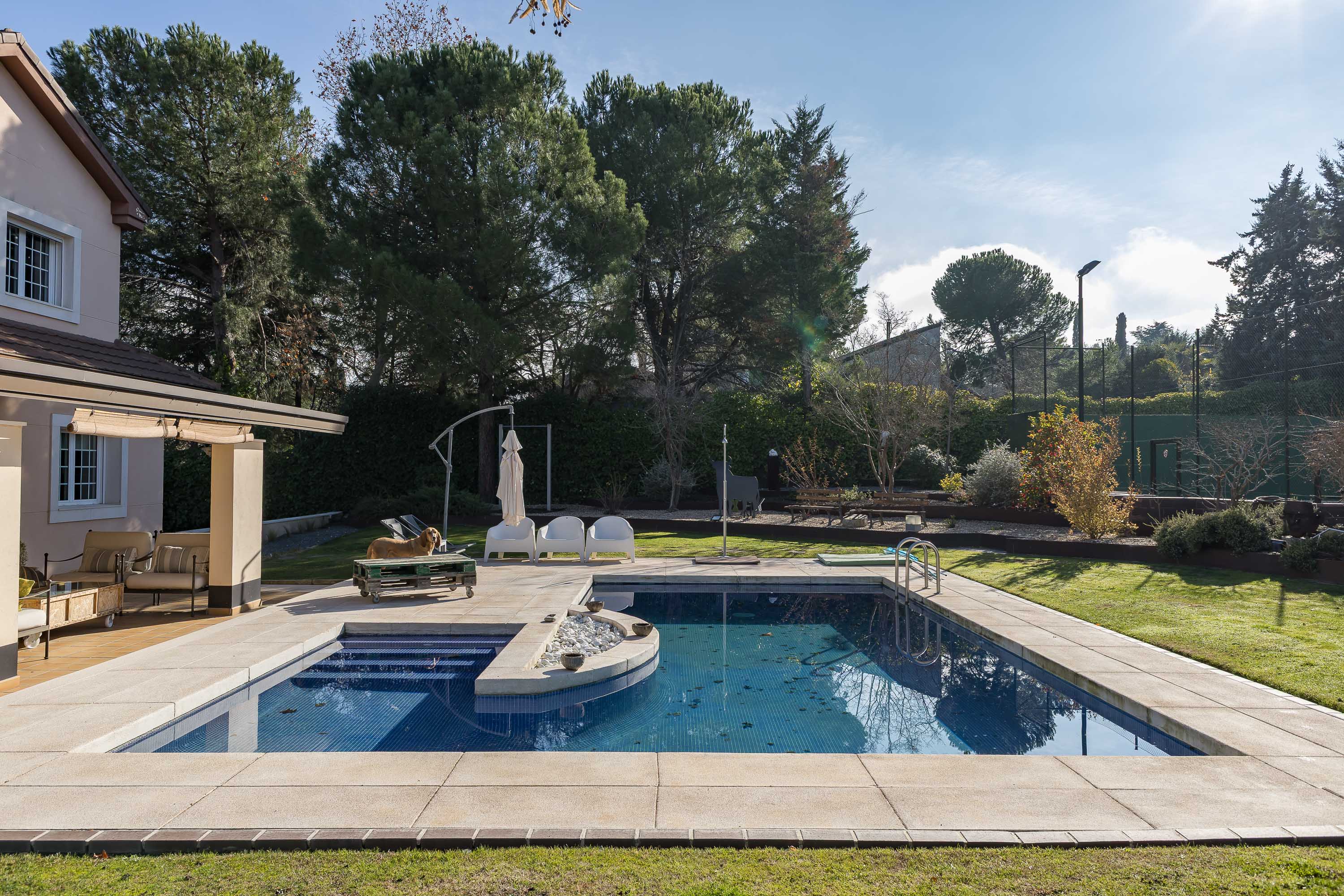 Exceptional villa with pool and paddle court in Boadilla