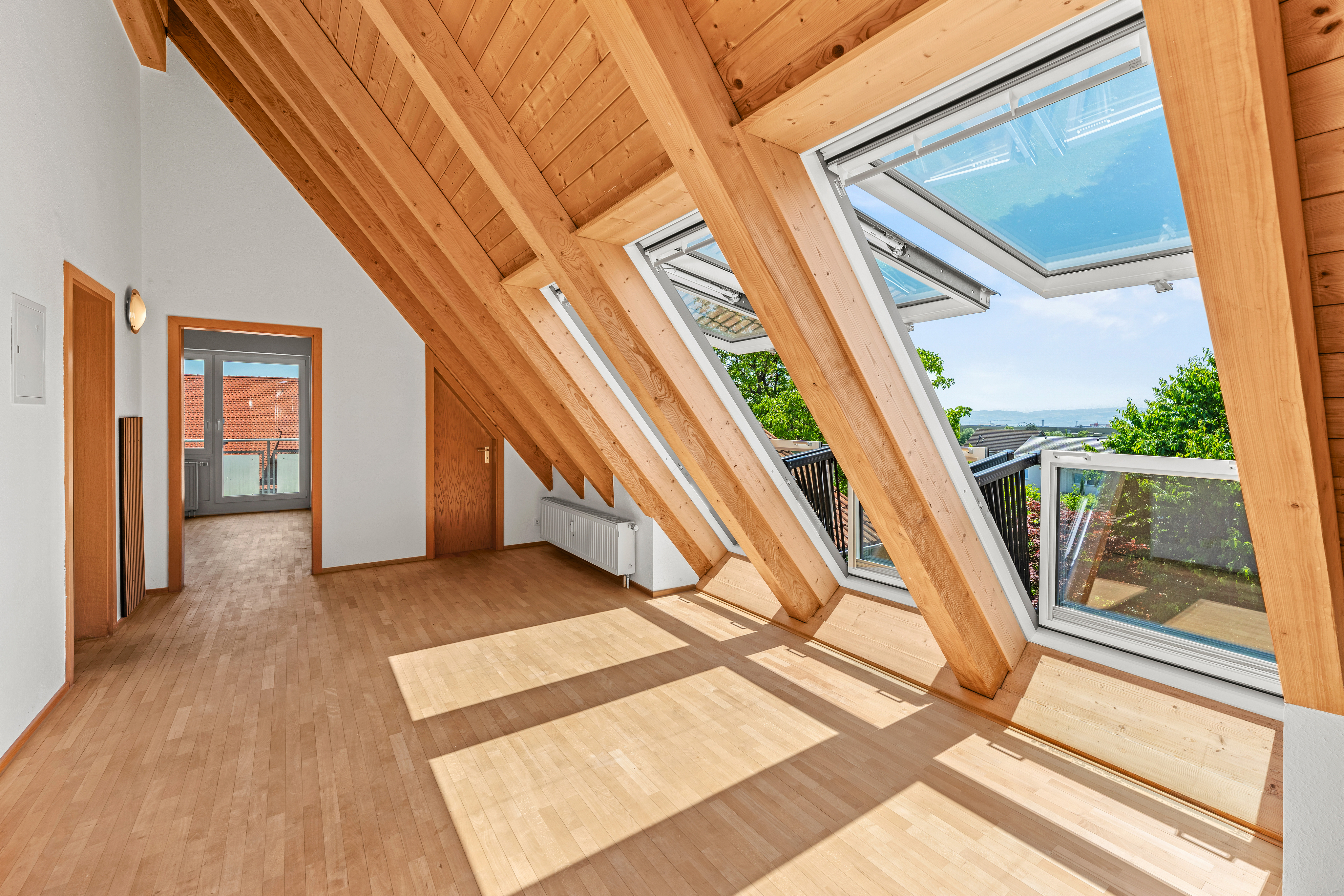 Lichtdurchflutete DG-Wohnung in ruhiger Lage mit Weitblick und Garten