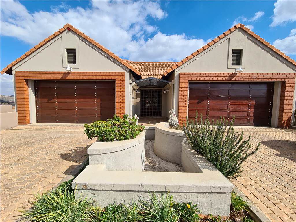 Magnificent 678sqm home with the best views in Xanadu Security Estate