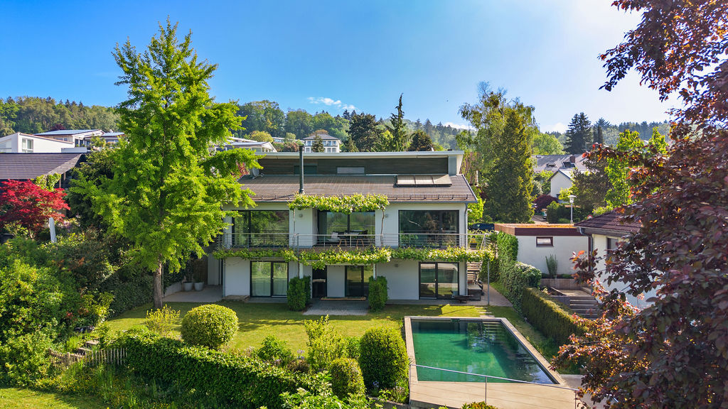 Exklusives Einfamilienhaus mit Pool und Weitblick in bester Lage von Markdorf