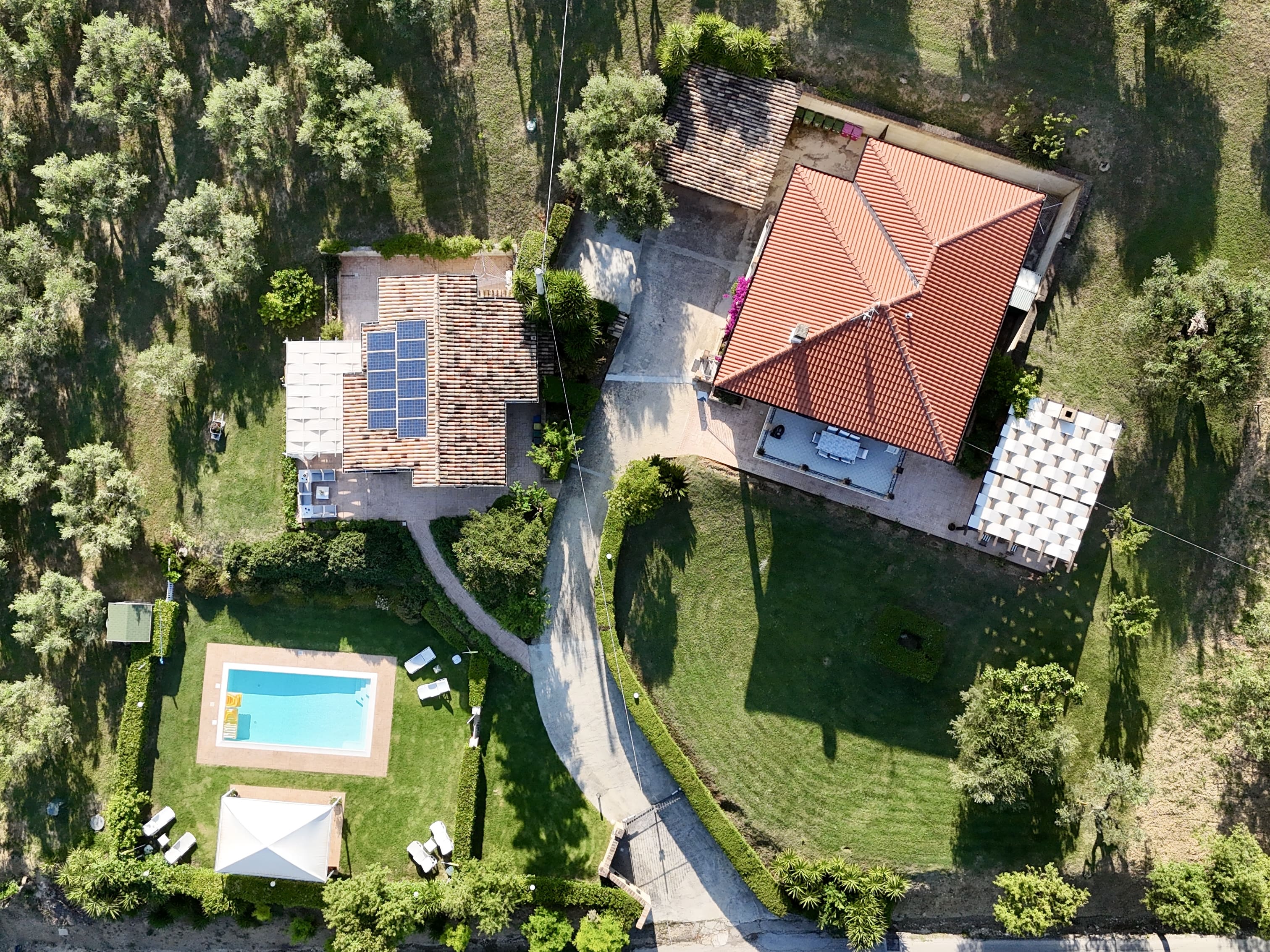 Villa surrounded by greenery with pool and guesthouse