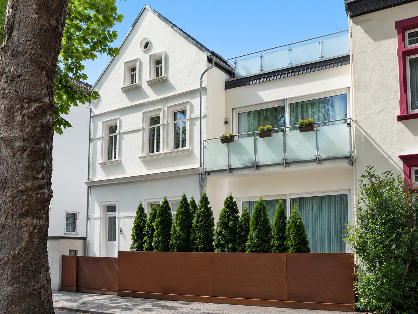 Exklusive Maisonettewohnung mit großzügiger Dachterrasse, Balkon und drei Garagen