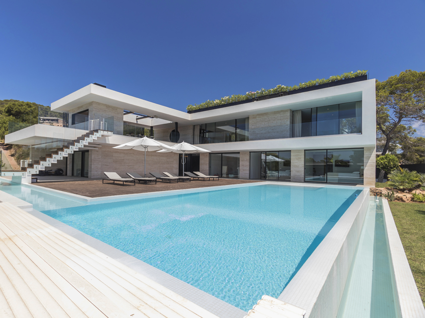 Spacious designer villa in an exclusive gated community