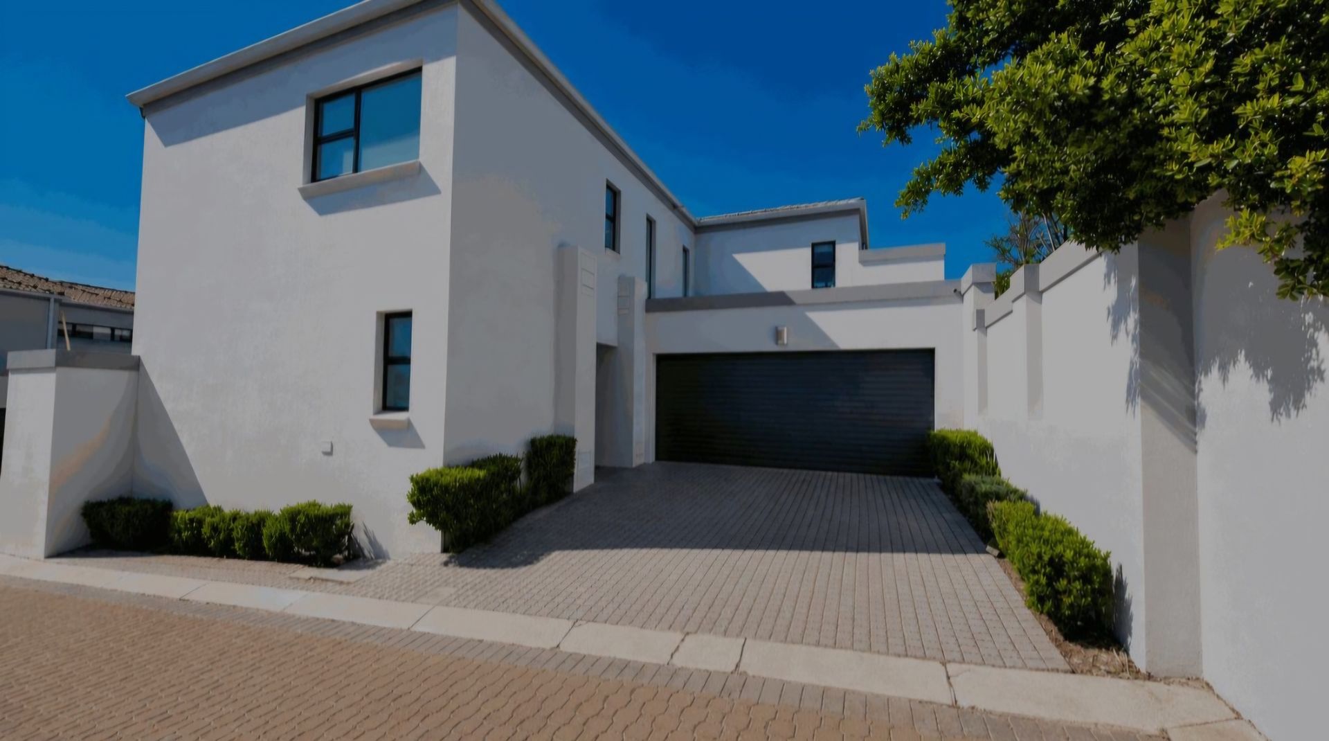 Stunning 3 bedroom 3.5 bathroom in lonehill