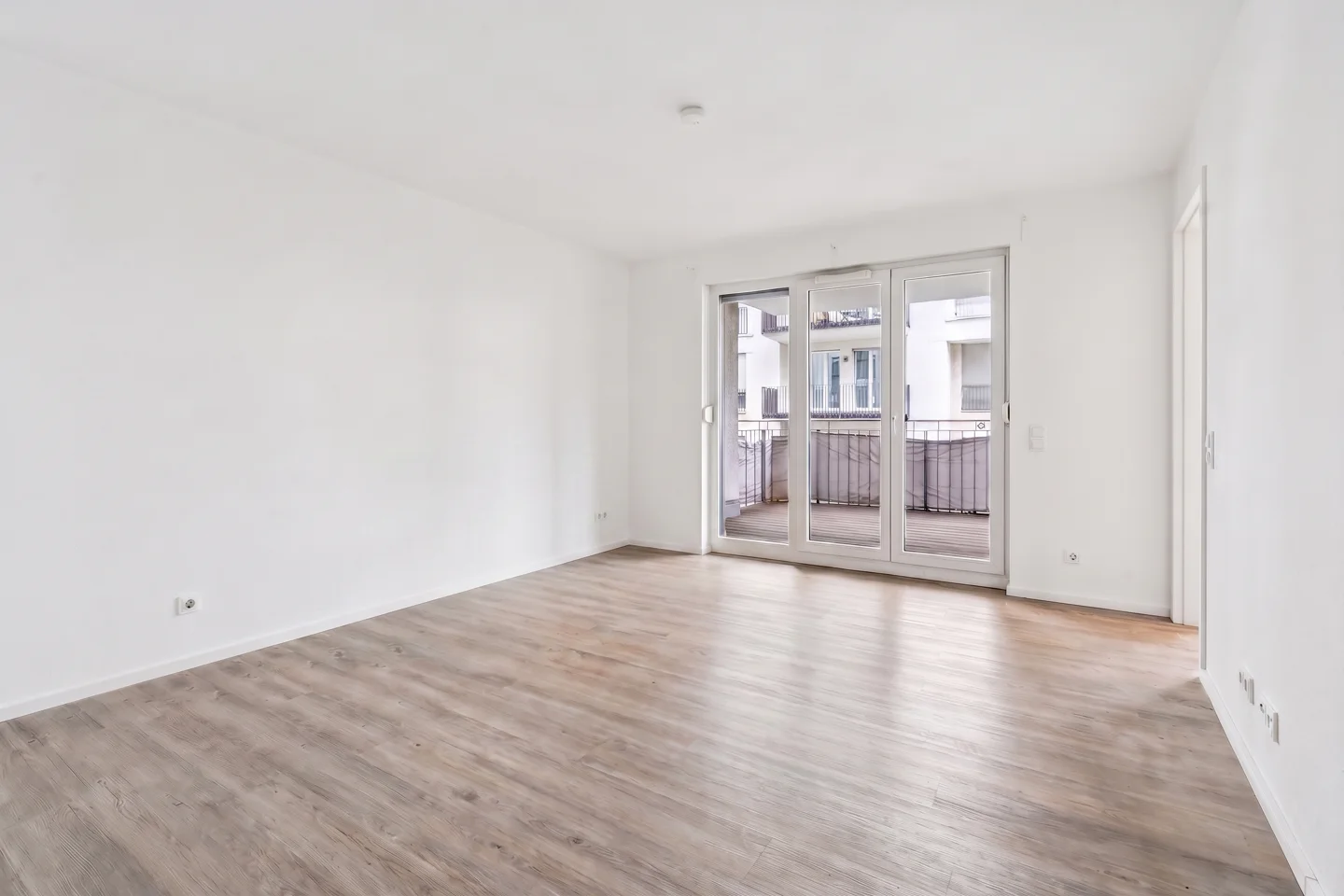 Großzügig geschnittene, moderne Vier-Zimmer-Wohnung mit zwei Balkonen im Europa-Viertel - Photo 4